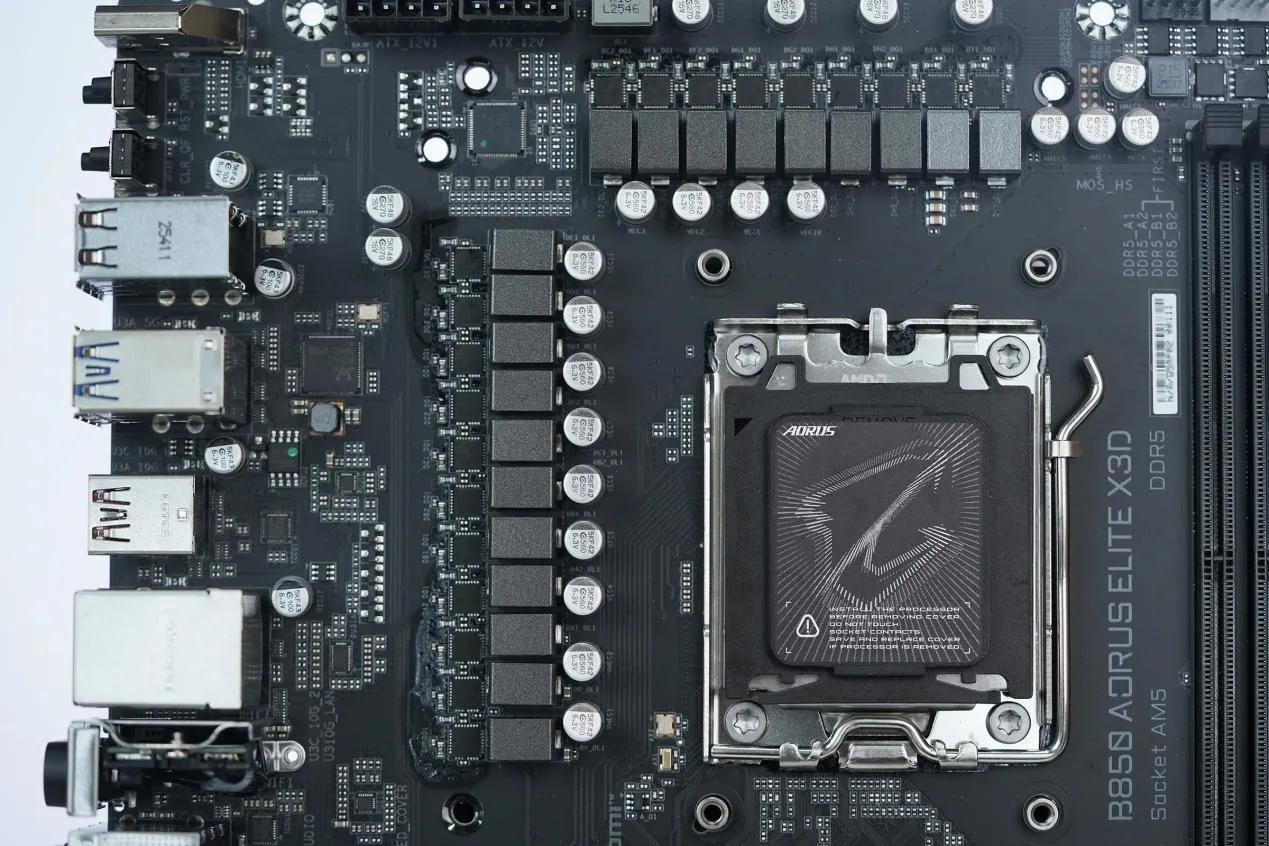Primer plano del chip B850 y del área de ranuras PCIe 5.0 y PCIe 4.0