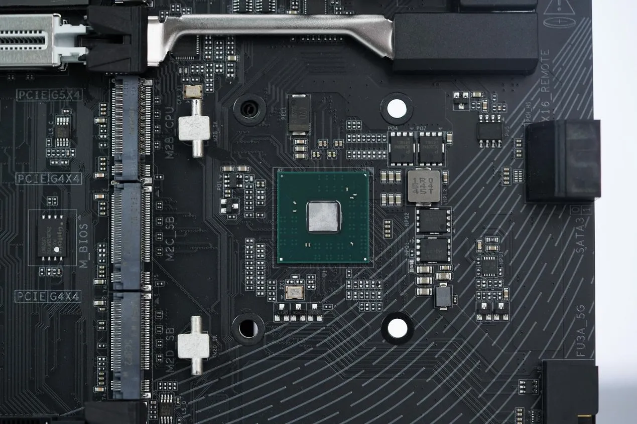 Vista de las ranuras PCIe y los conectores M.2 con las etiquetas de la placa