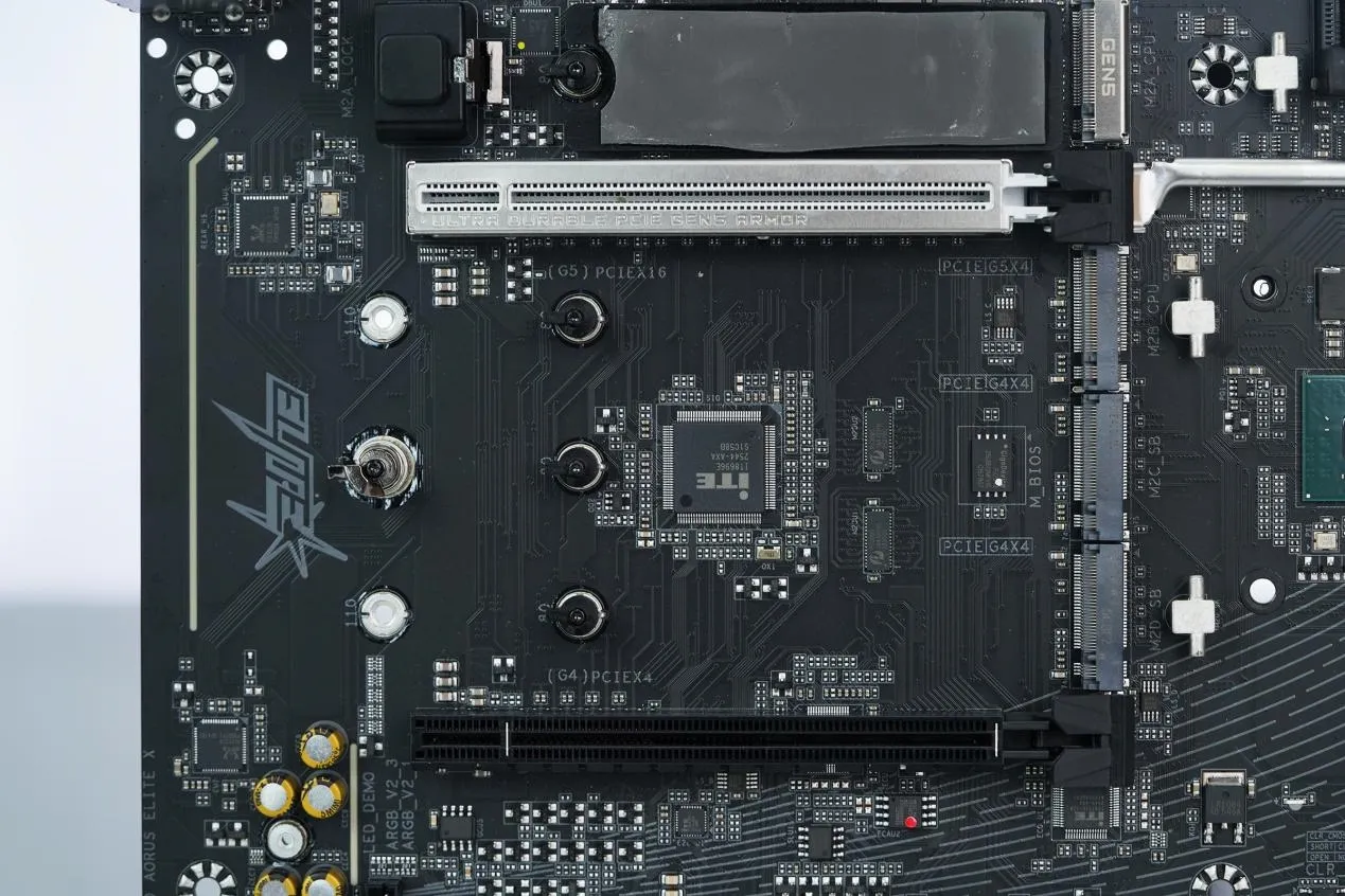 Primer plano de las ranuras PCIe 5.0 x16 y PCIe 4.0 x4 con sus etiquetas