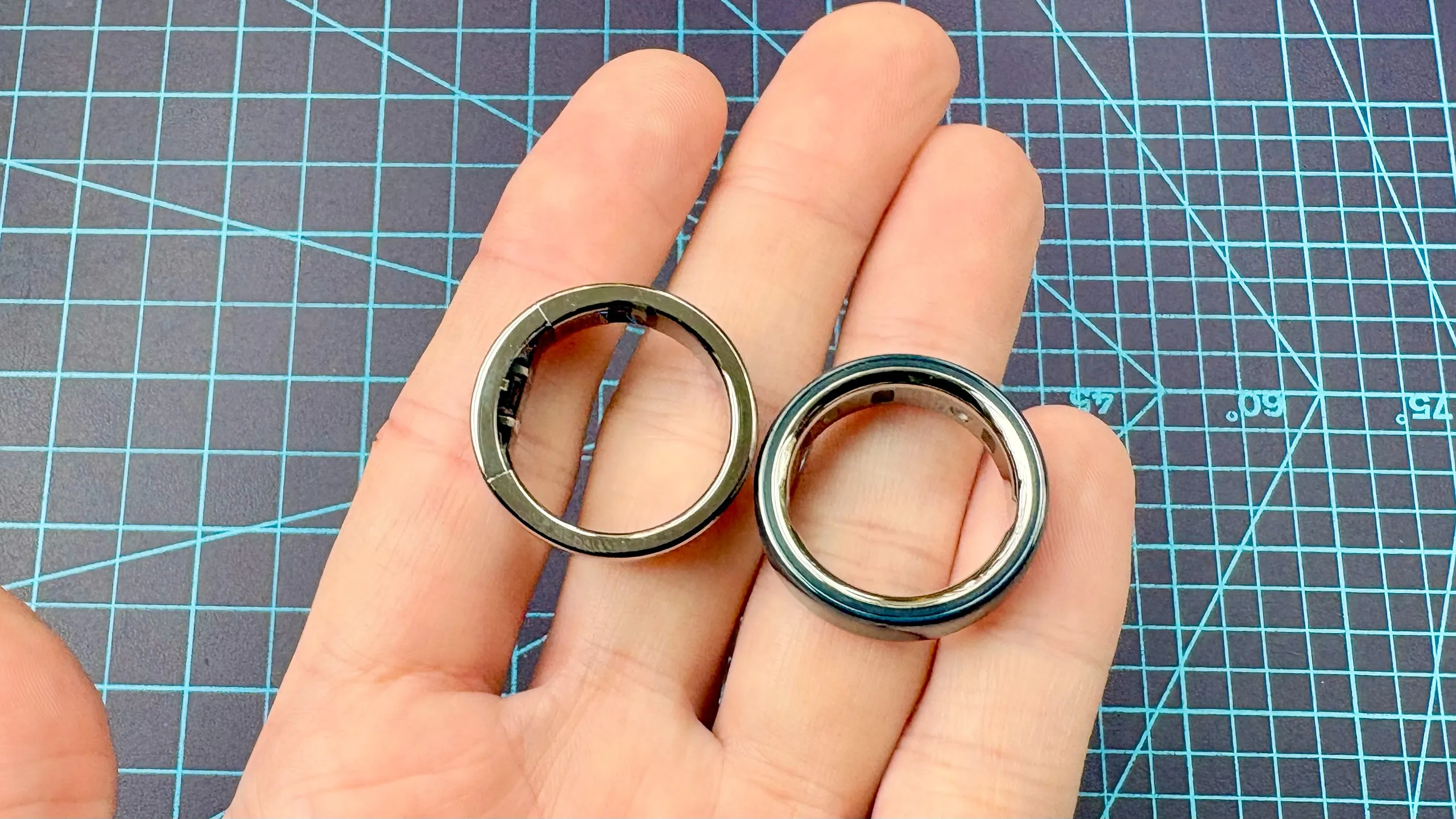 Dos anillos inteligentes colocados sobre la palma de una mano