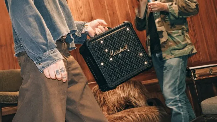 El altavoz Marshall Bromley 150 con sus luces integradas encendidas en una reunión