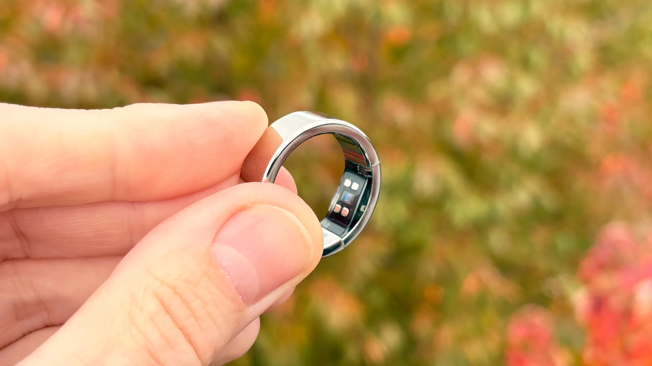 Detalle de los sensores del Ultrahuman Ring Pro en su cara interior