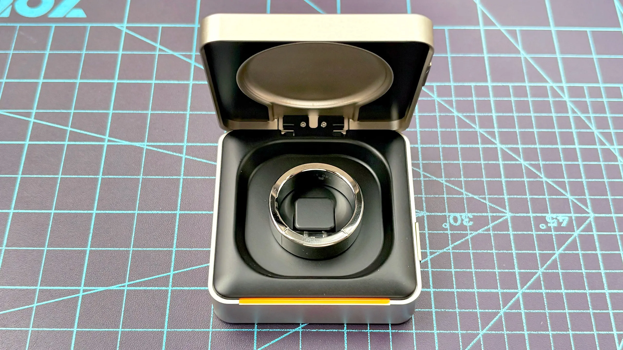 Estuche Pro abierto con el Ultrahuman Ring Pro colocado en su base de carga
