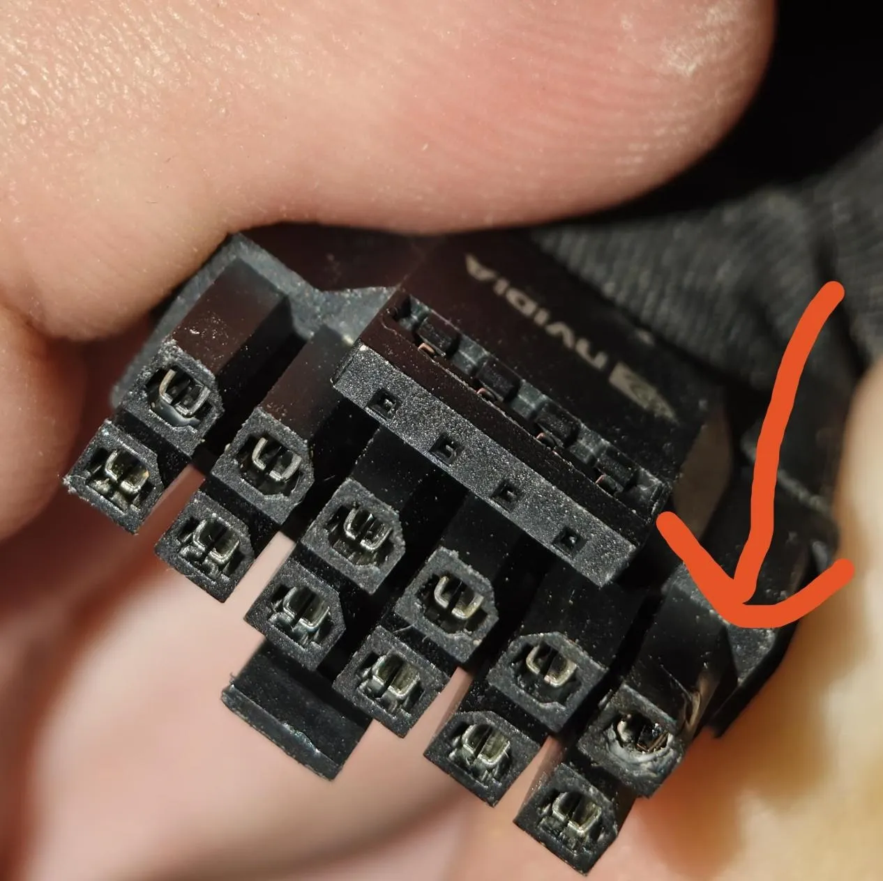 Primer plano del adaptador original de alimentación de la RTX 4090 con el contacto marcado por la quemadura