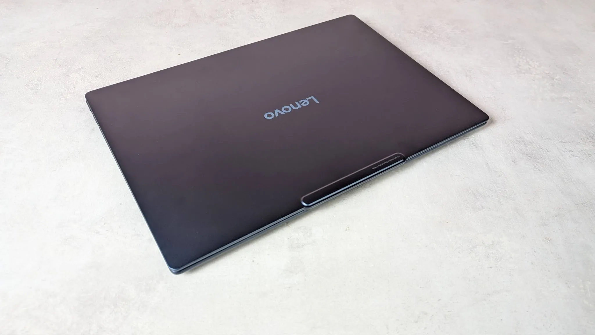 Vista lateral del Lenovo Yoga Slim 7x