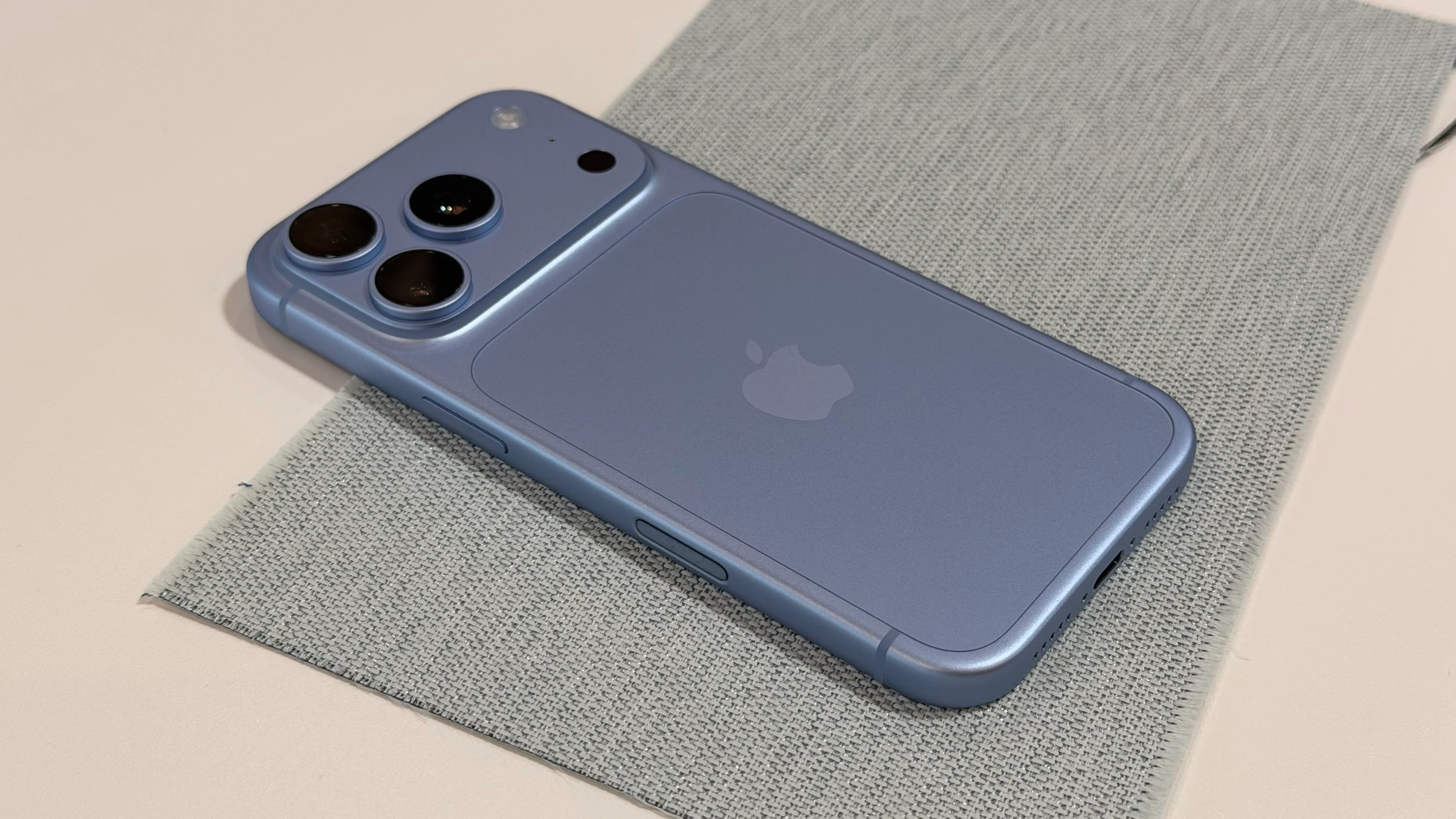 iPhone 18 Pro Max en negro agotado en una tienda de Apple en China