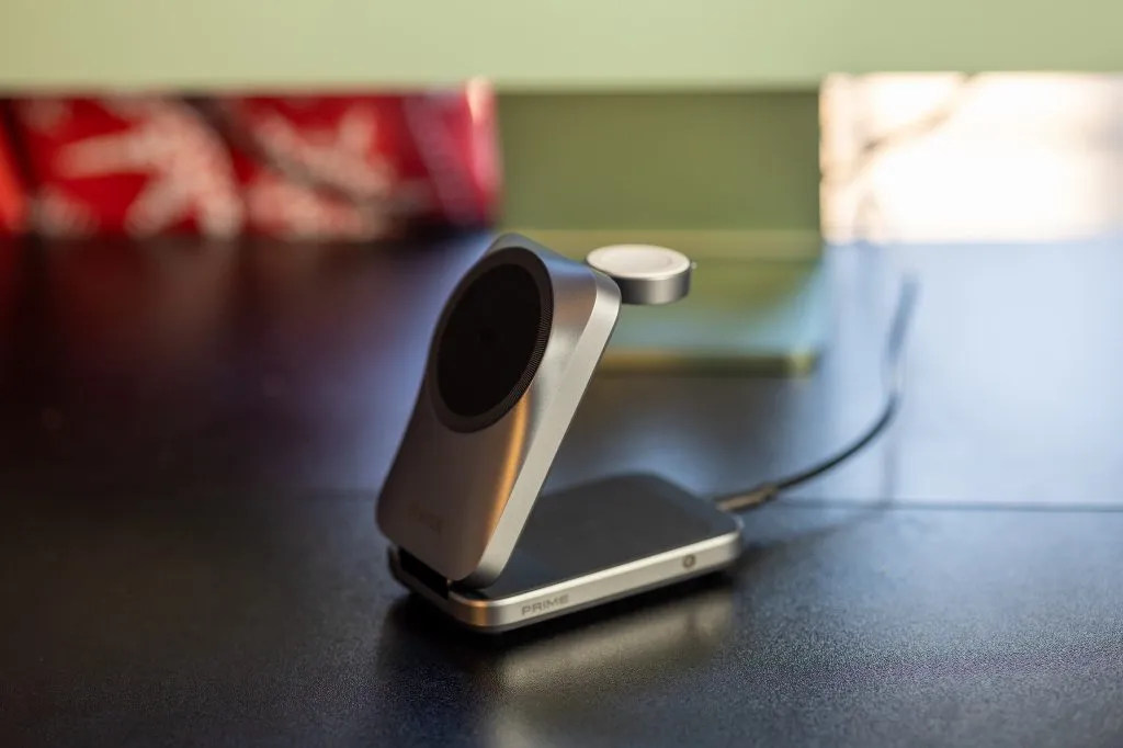 El cargador desplegado, con la superficie MagSafe circular y el módulo del reloj elevado