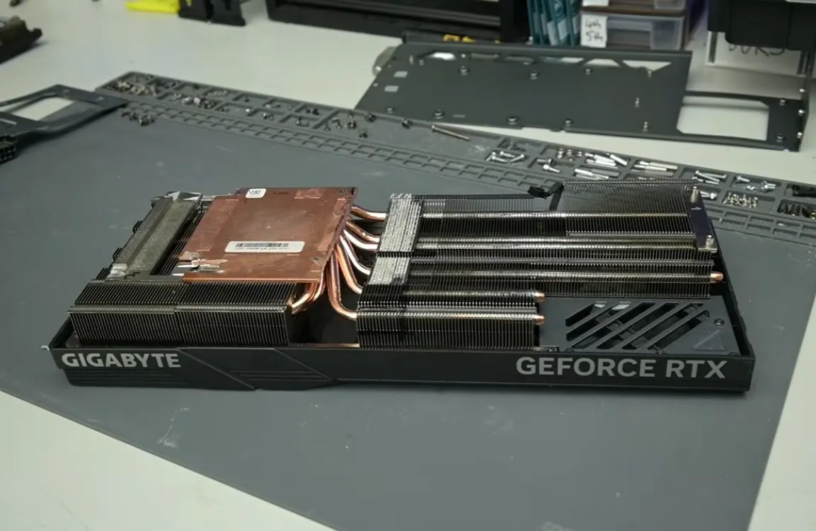 Detalle del acople entre el disipador de la RTX 4090 y la placa de la RTX 3060