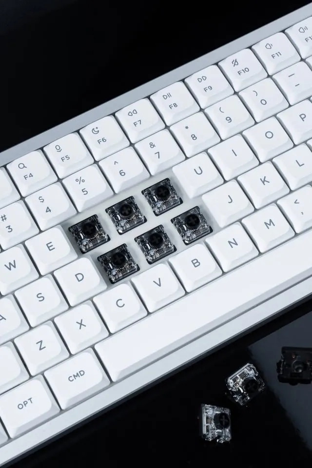 Interruptores Gateron de perfil bajo montados en la placa de un teclado, junto a otros sueltos