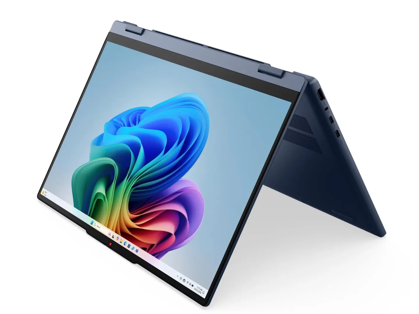 El Lenovo IdeaPad 5 15 convertible plegado en modo tienda con Windows 11