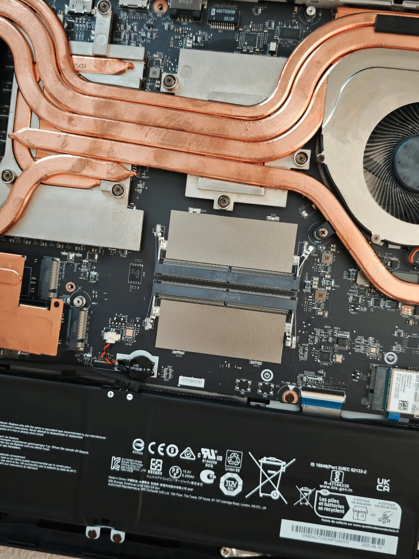 Interior del portátil gaming con los tubos de calor de cobre, el ventilador y la placa base a la vista