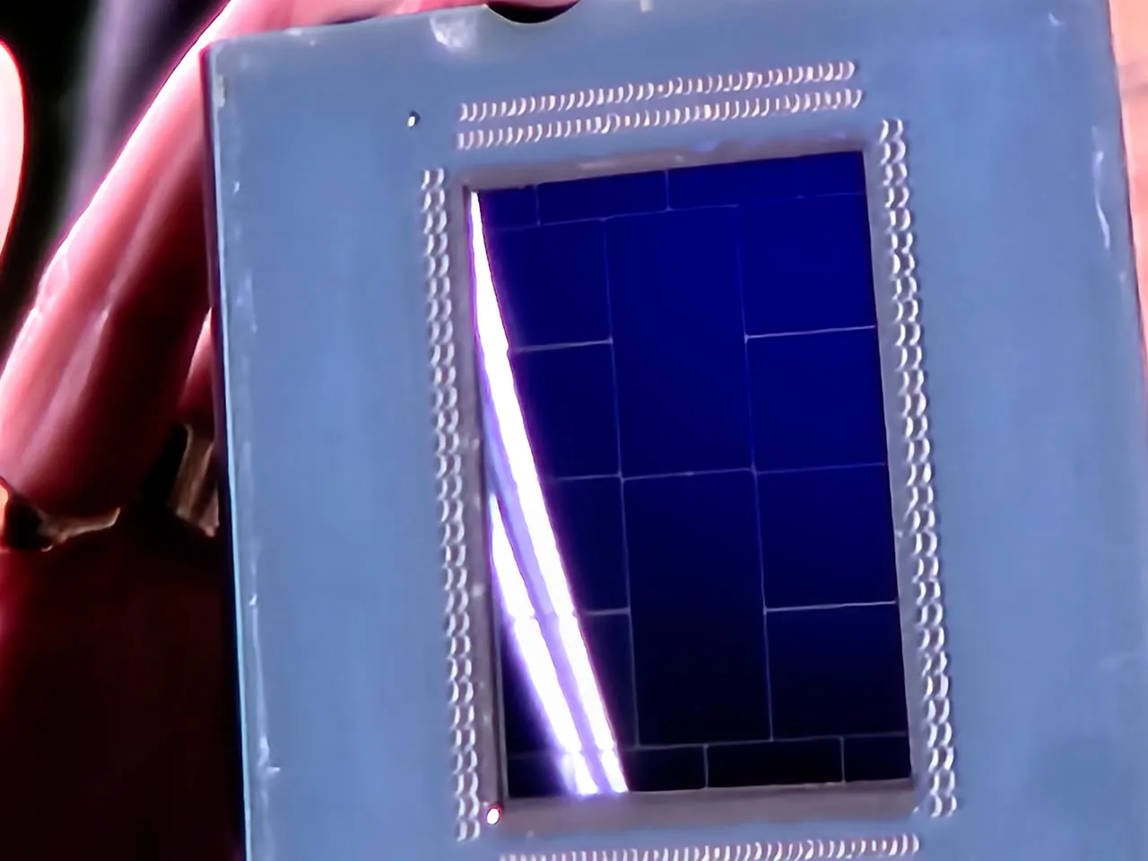 Primer plano del die de un procesador EPYC en el que se distinguen los chiplets y los dies de E/S