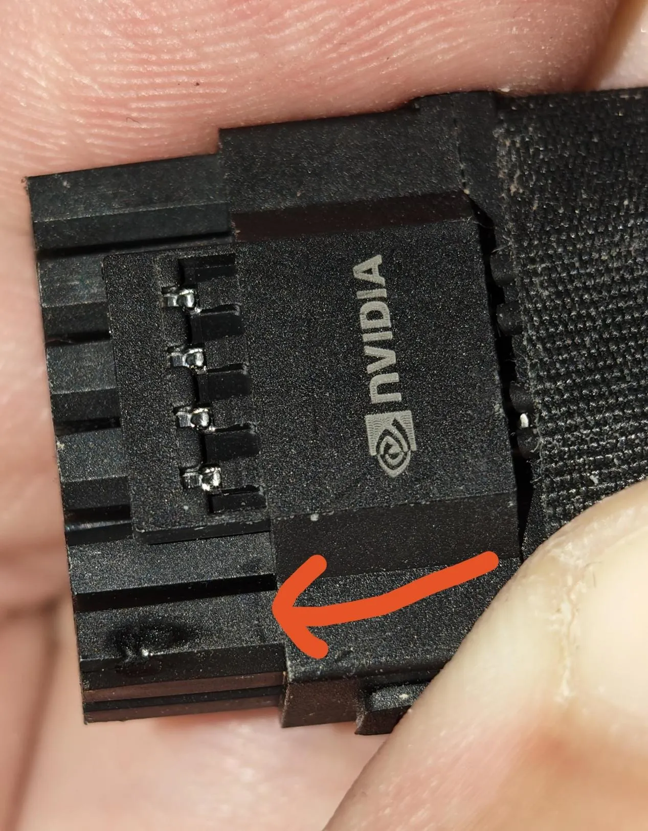 Primer plano del conector de 16 pines del lado de la tarjeta, con la marca señalada dentro de la interfaz