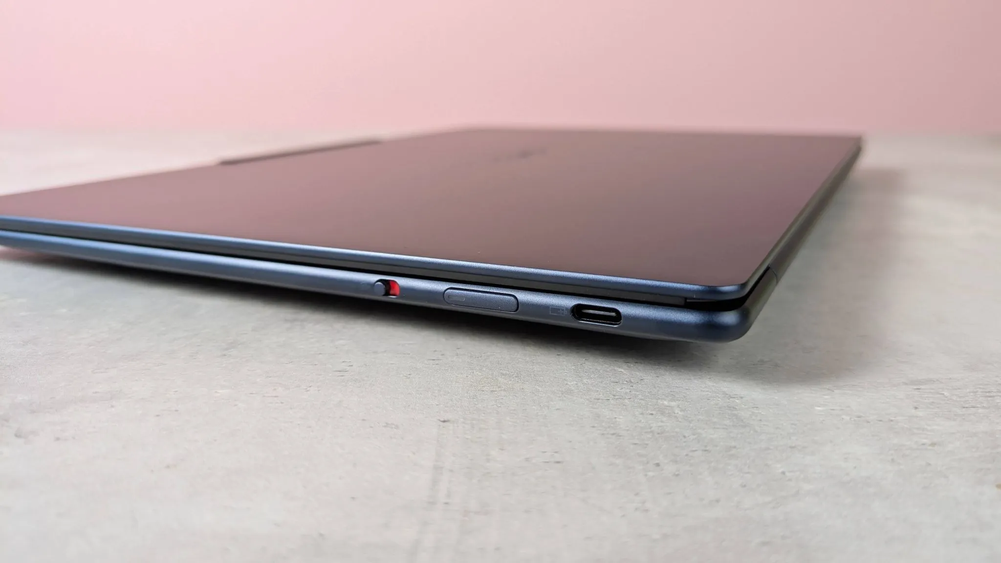 Detalle delgado del chasis del Lenovo Yoga Slim 7x
