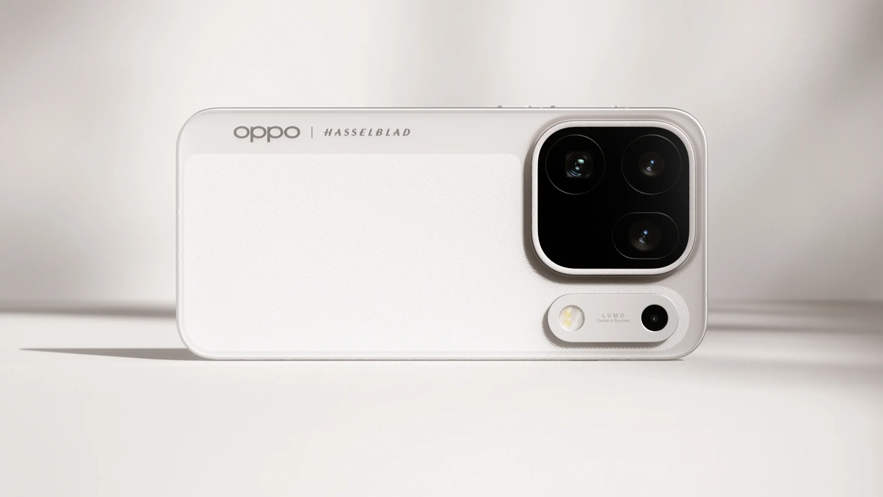 Vista trasera del OPPO Find X10 con el sello Hasselblad y el sistema de cámara LUMO