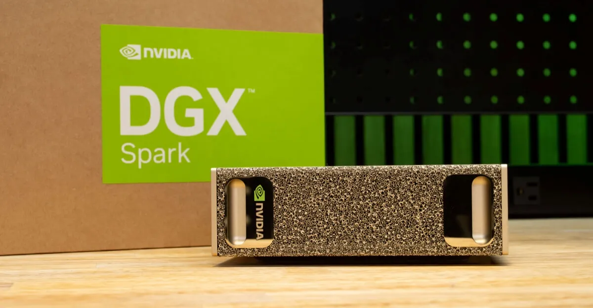 Unidad NVIDIA DGX Spark delante de su caja de cartón verde