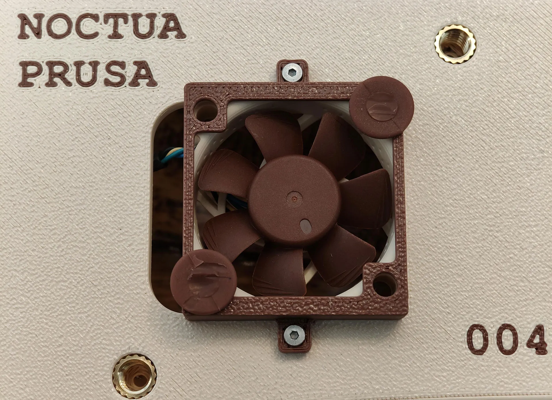 Detalle del ventilador NF-A4x10 5V PWM montado sobre la carcasa de la CAIM1 con soportes antivibración