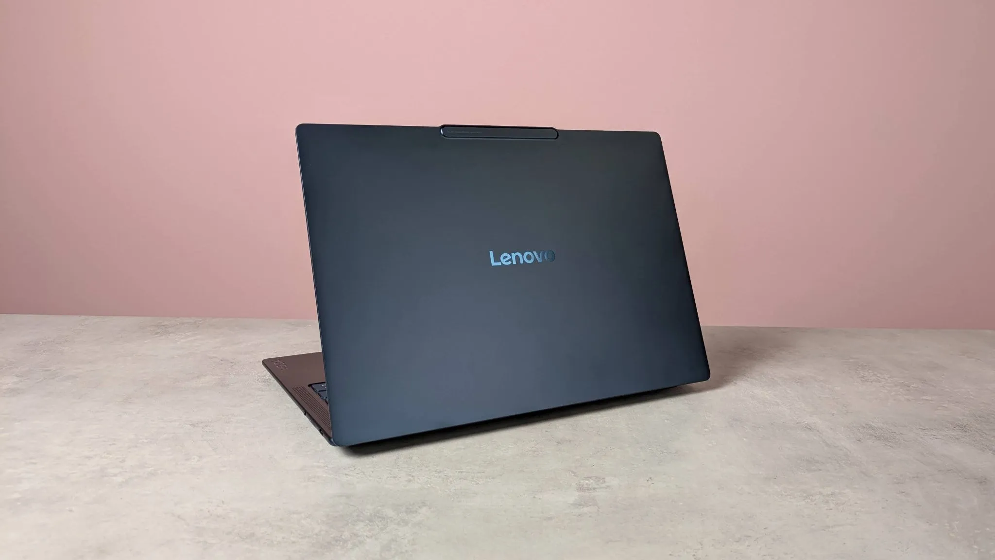 Chasis del Lenovo Yoga Slim 7x desde otro ángulo