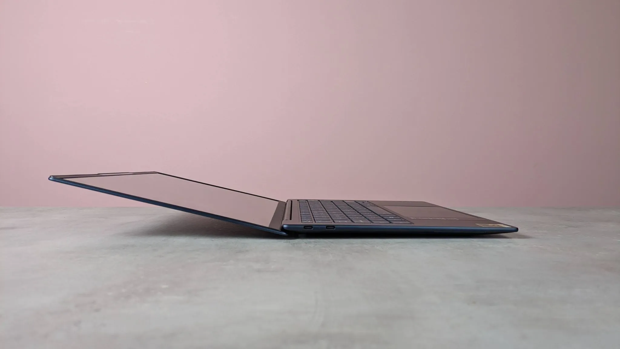 El Lenovo Yoga Slim 7x Gen 11 cerrado