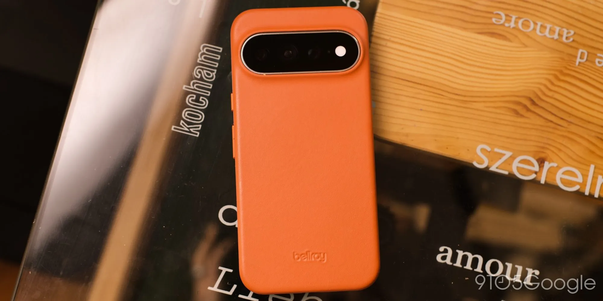 Detalle lateral de la funda de cuero Bellroy para el Pixel 11 Pro XL