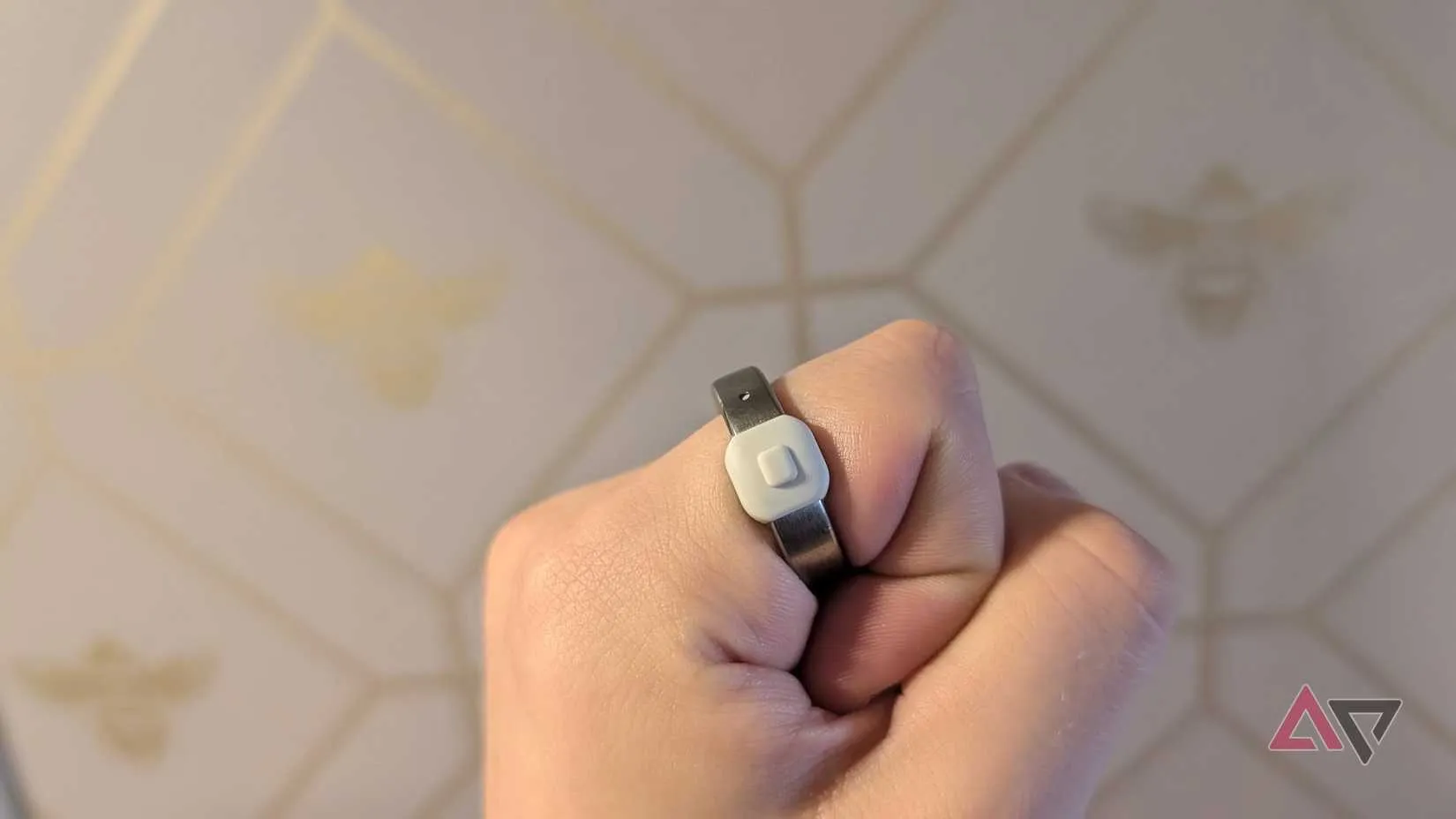 A hand wearing the Pebble Index 01 ring on one finger