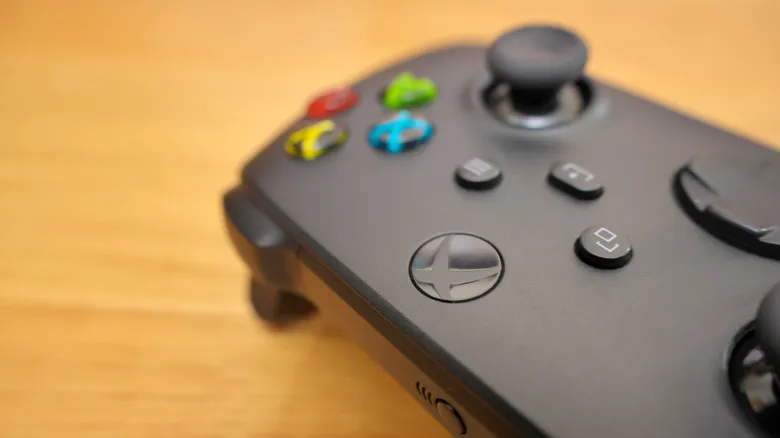 Primer plano de la parte superior de un mando Xbox Series negro