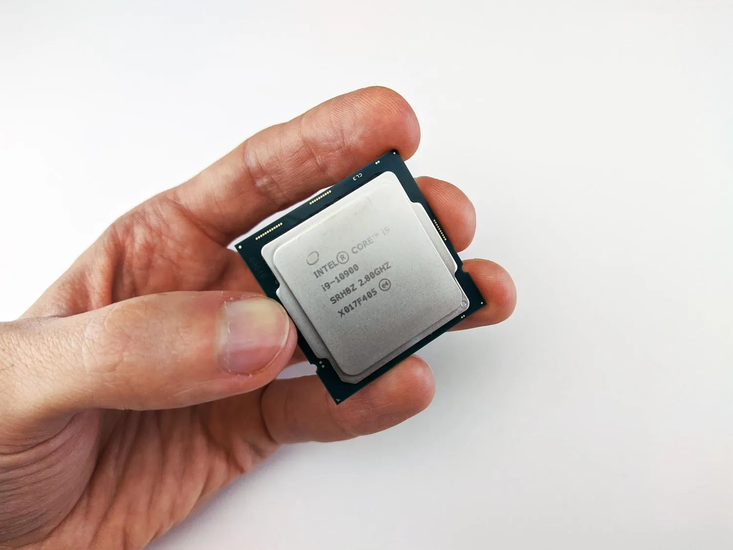 Primer plano de un procesador Intel Core i9 con los detalles técnicos del componente