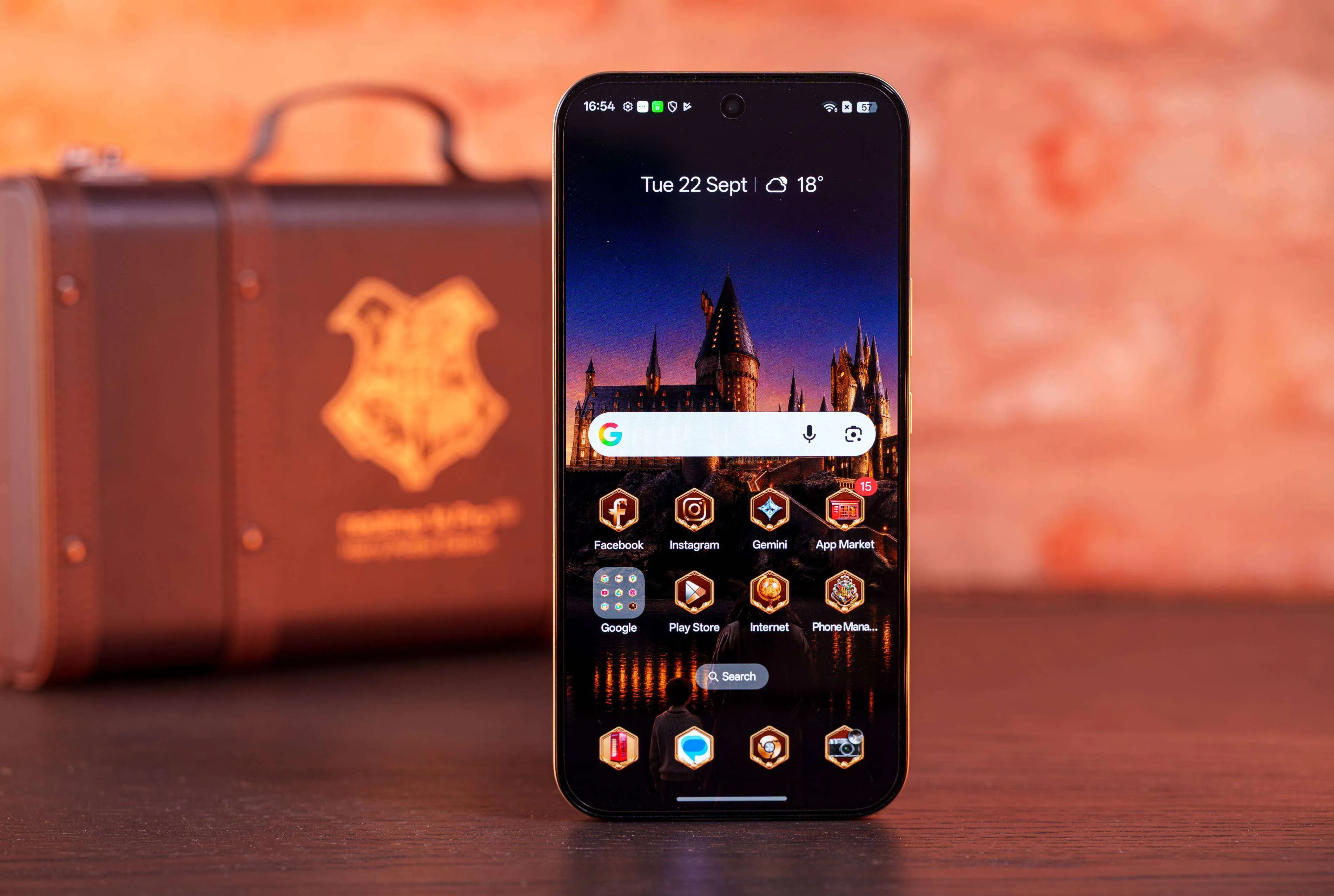 Pantalla del teléfono con el castillo de Hogwarts de fondo y los iconos personalizados