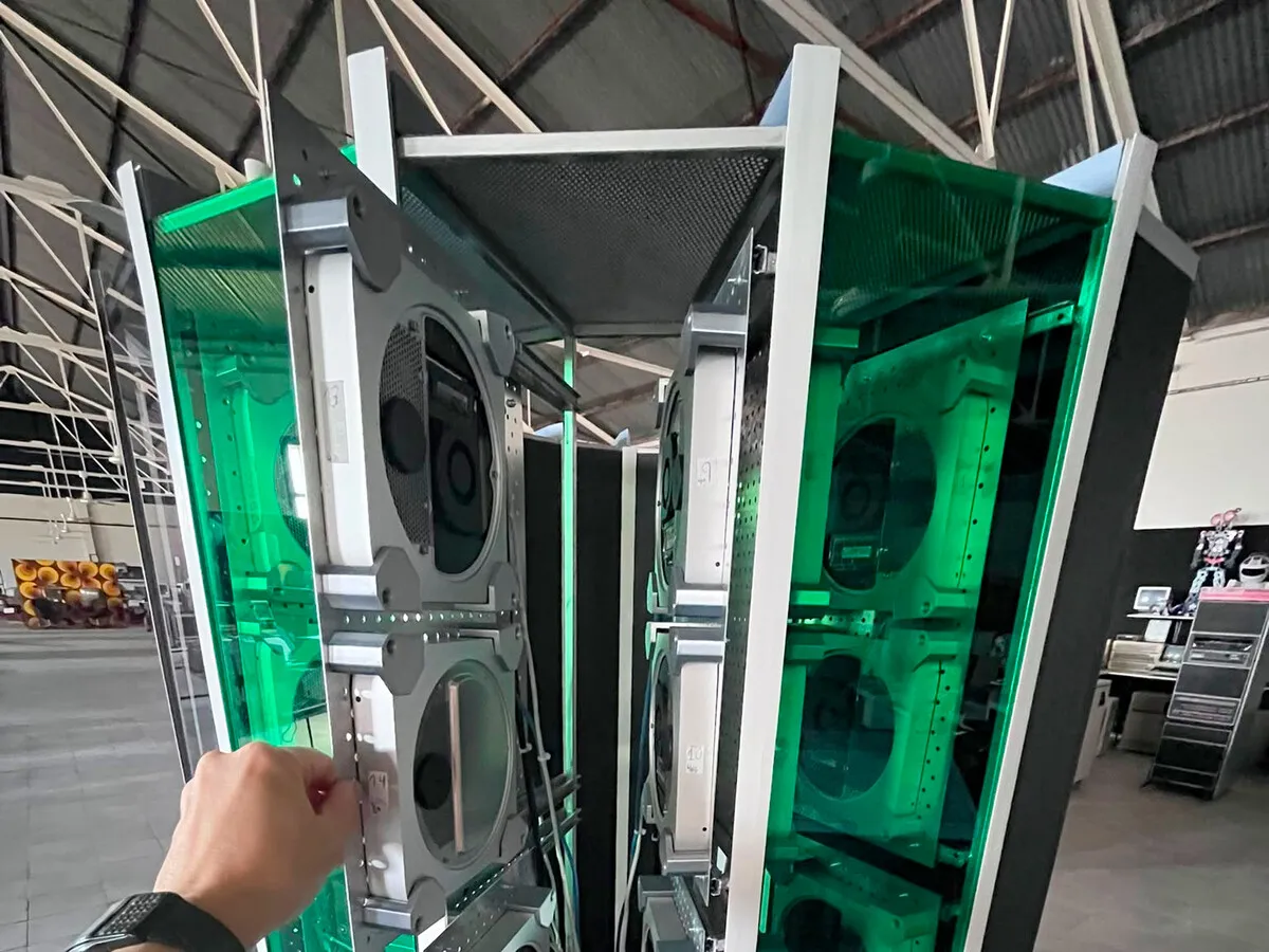 Interior de la réplica con los Mac mini distribuidos en bandejas dentro de la estructura