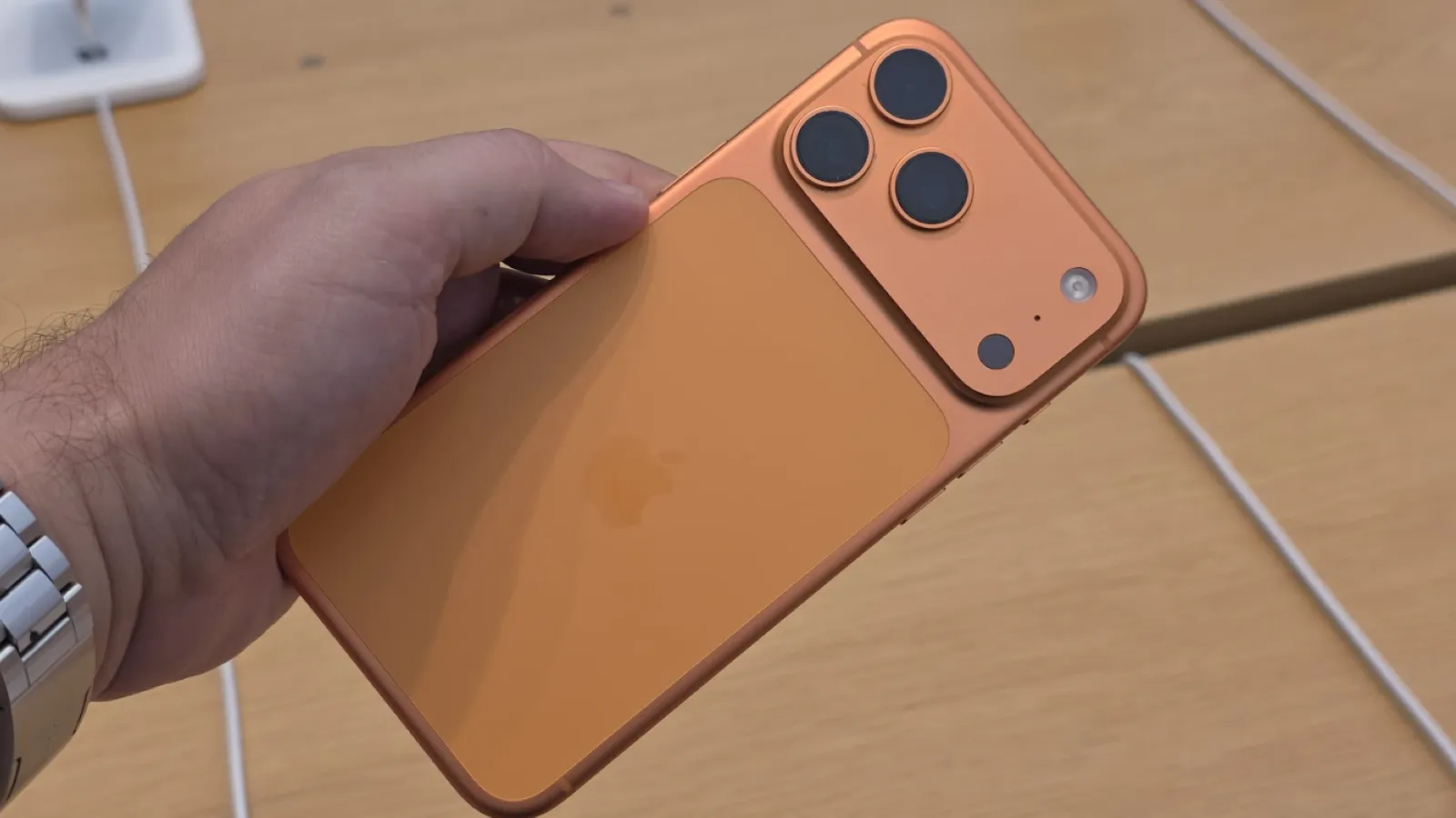 Parte trasera de un iPhone 17 Pro con su módulo de cámaras y acabado en tono cobrizo