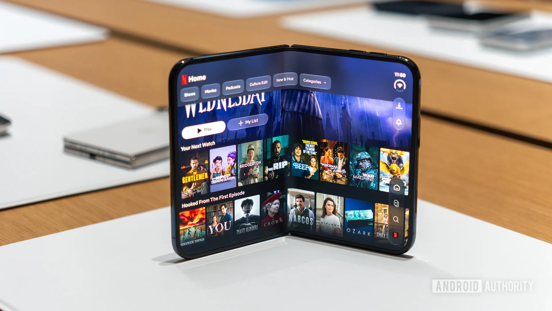 El iPhone Duo reproduciendo Netflix en su pantalla interna