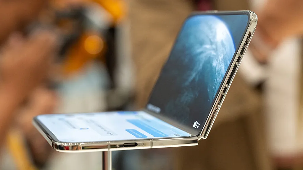 El iPhone Duo en modo ‘Seated’, con la pantalla desplegada y sostenida por la bisagra