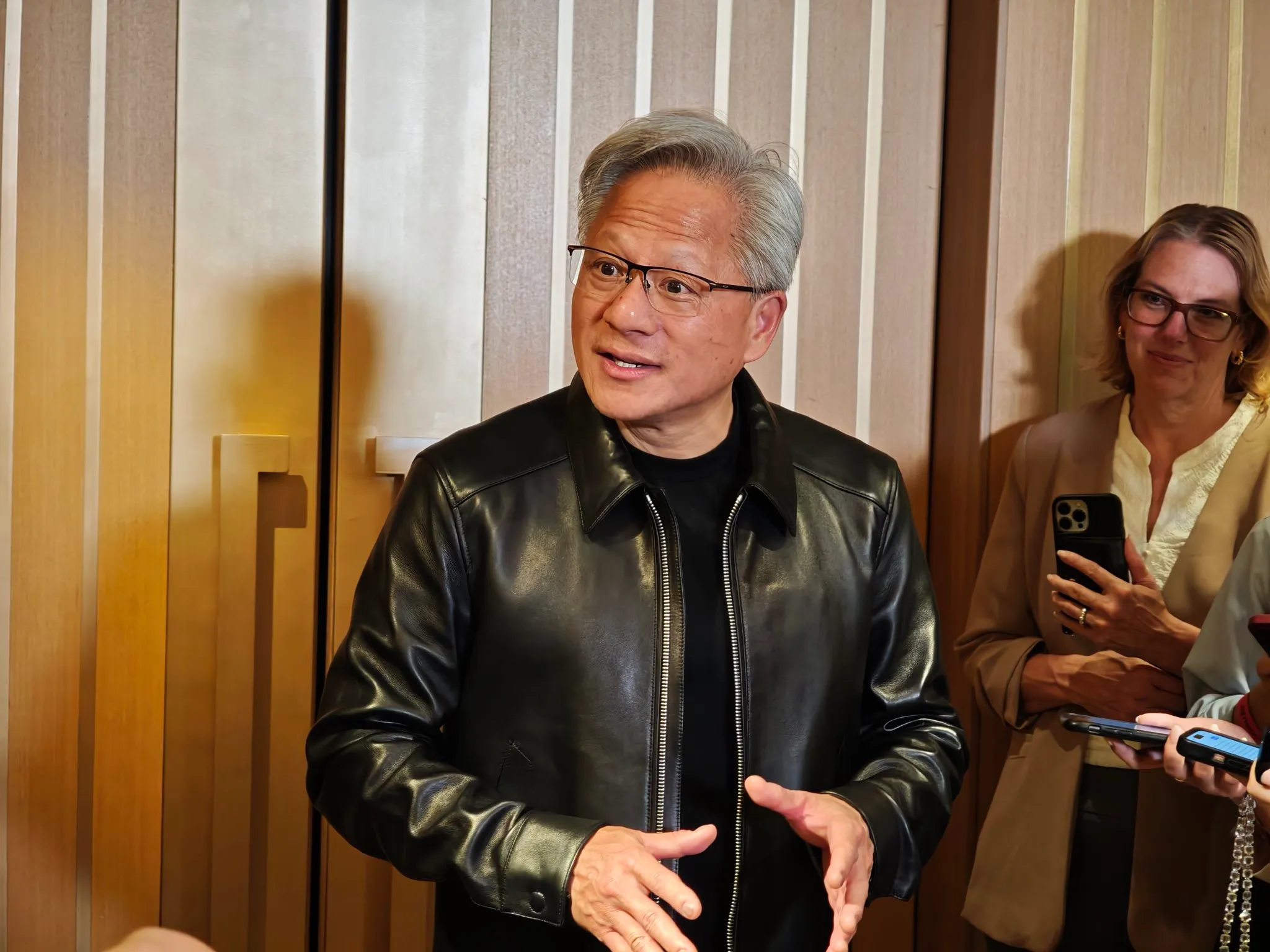 Jensen Huang, en chaqueta de cuero, durante una visita a Tokio