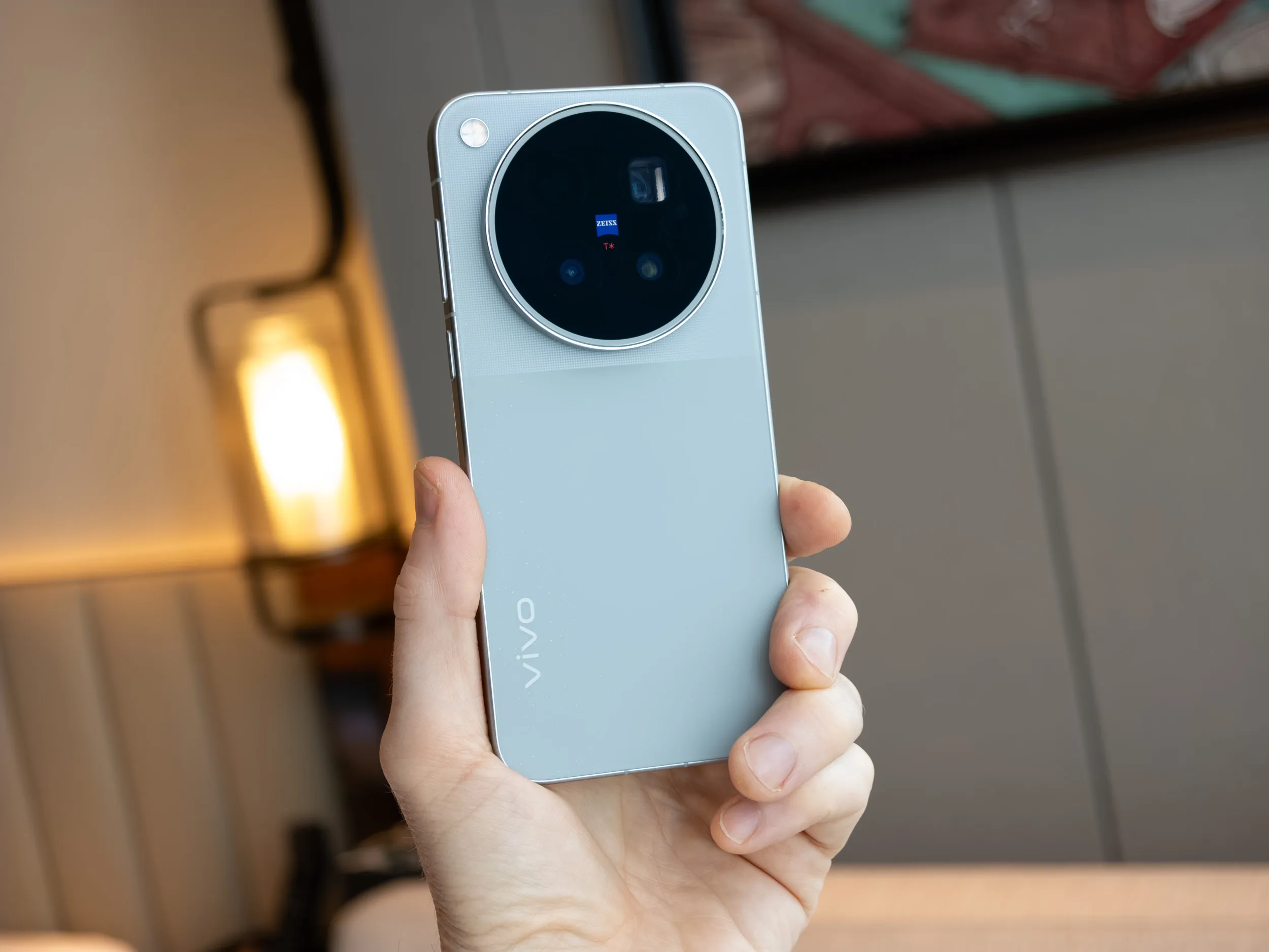 El Vivo X500 Pro Max en la mano de un usuario