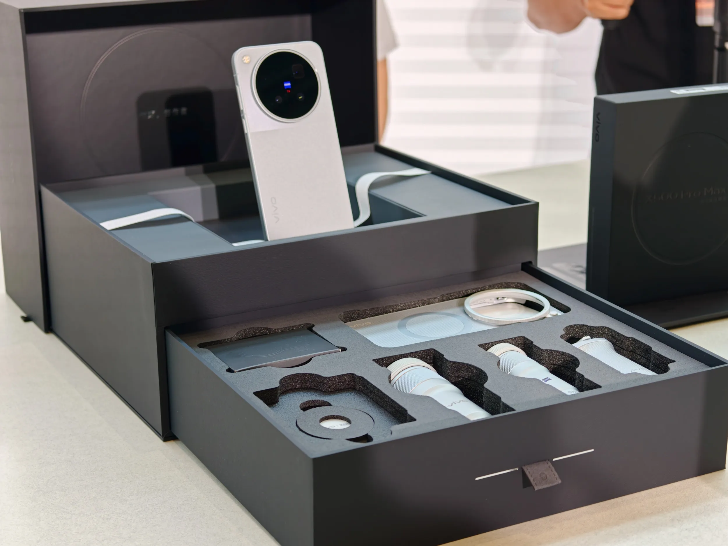 El kit de fotógrafo del Vivo X500 Pro Max en su caja de presentación