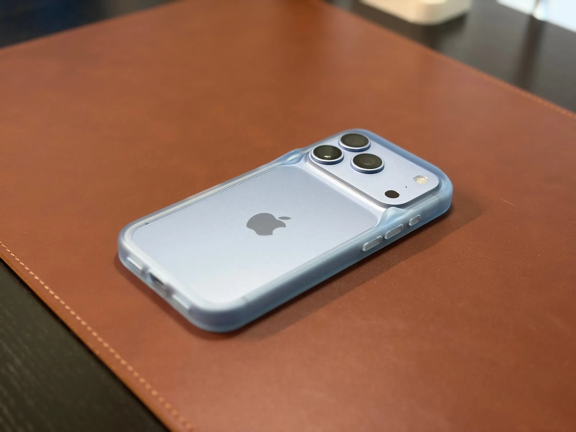 El iPhone con el bumper apoyado boca abajo