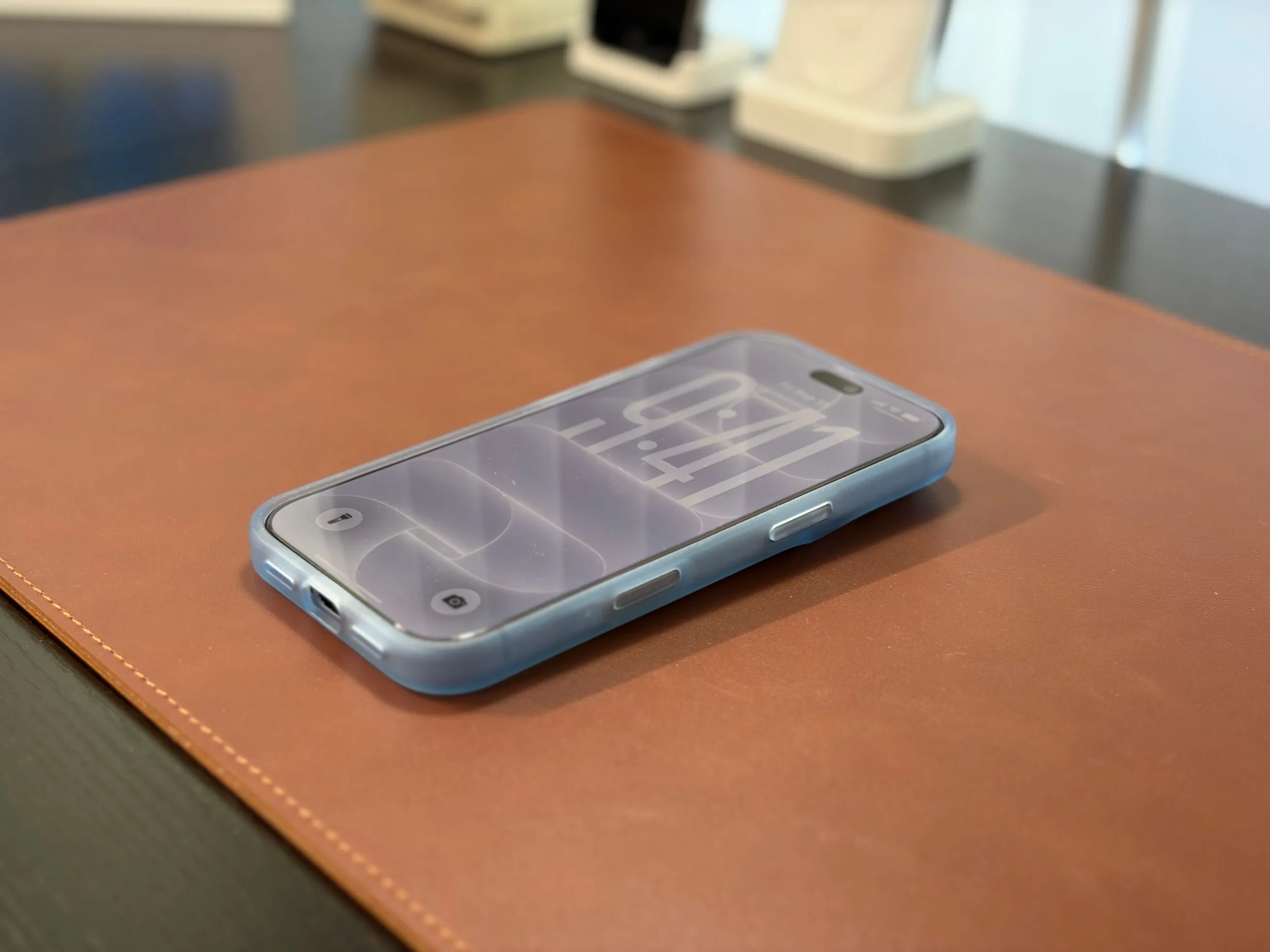 El iPhone con el bumper apoyado boca arriba
