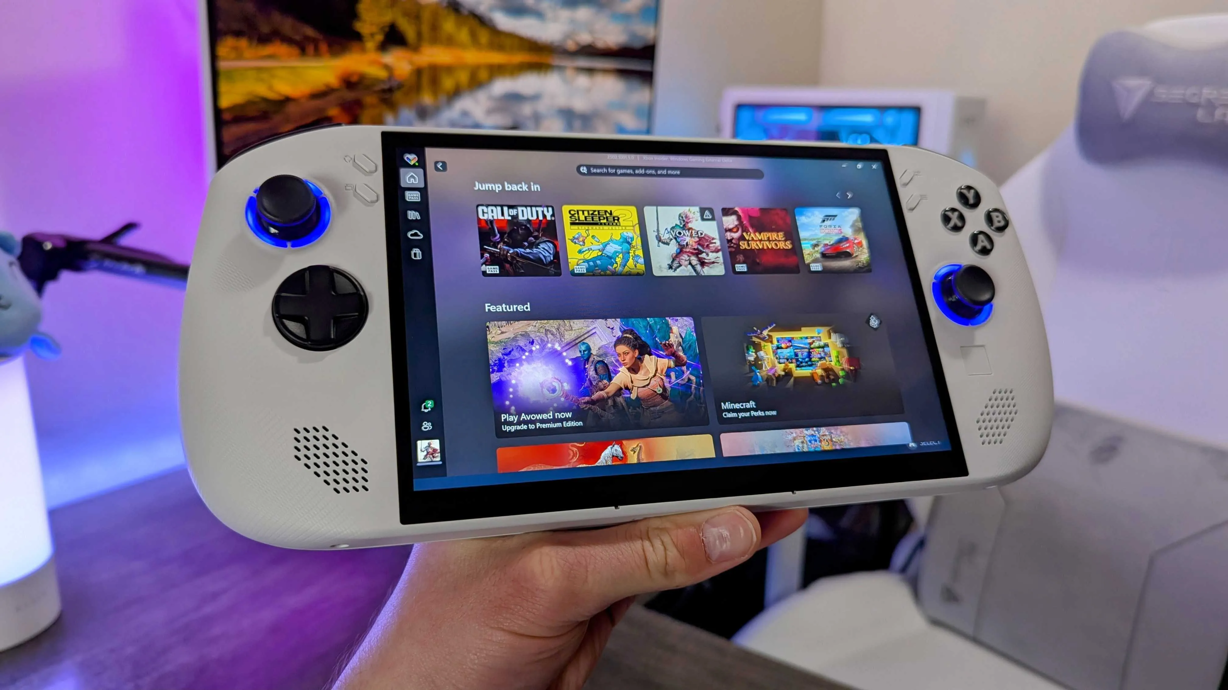 Una Lenovo Legion Go S sostenida con una mano mostrando la aplicación de Xbox