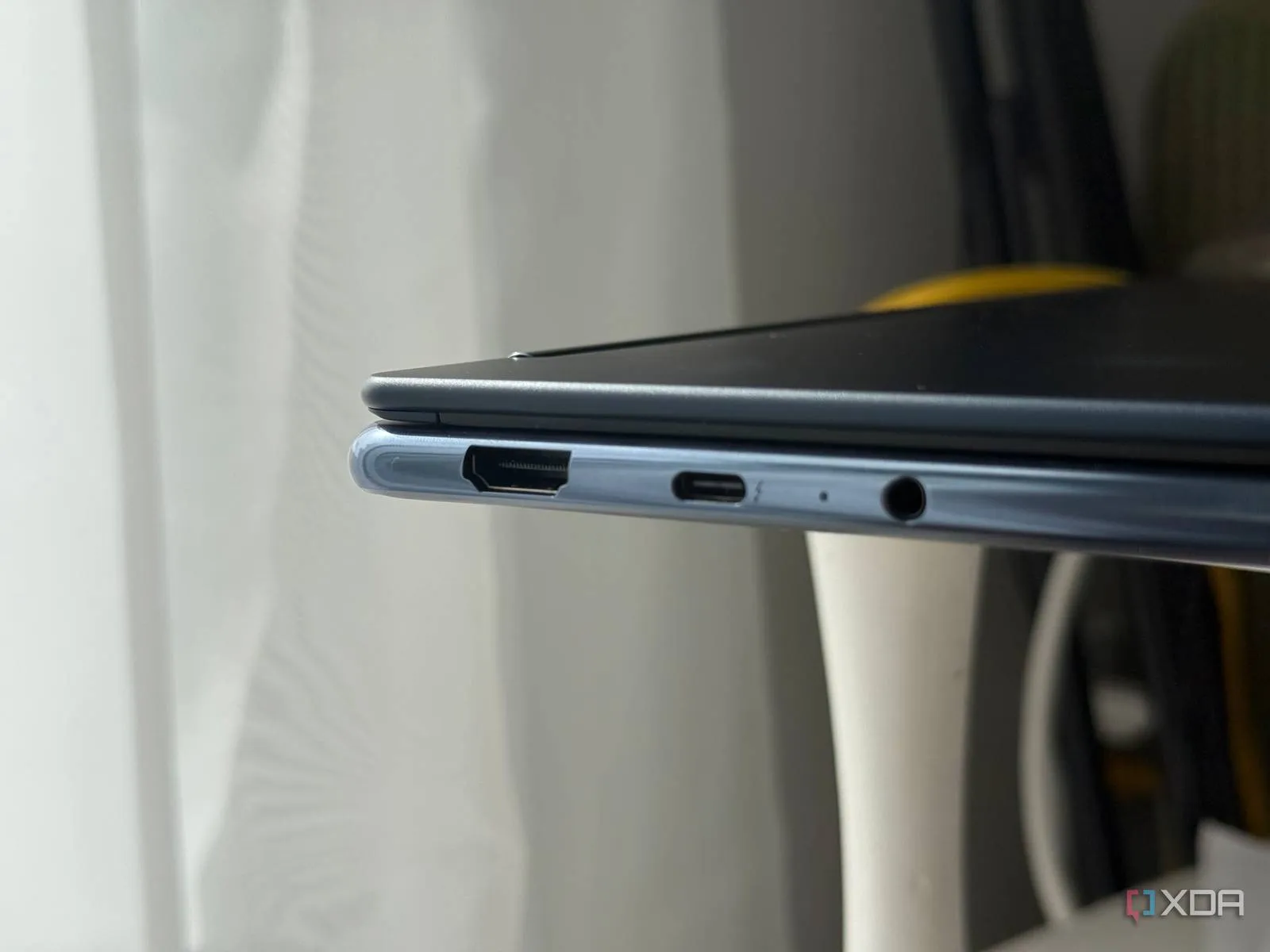 Perfil lateral del Yoga 9i 2026 con el puerto HDMI y los Thunderbolt 4