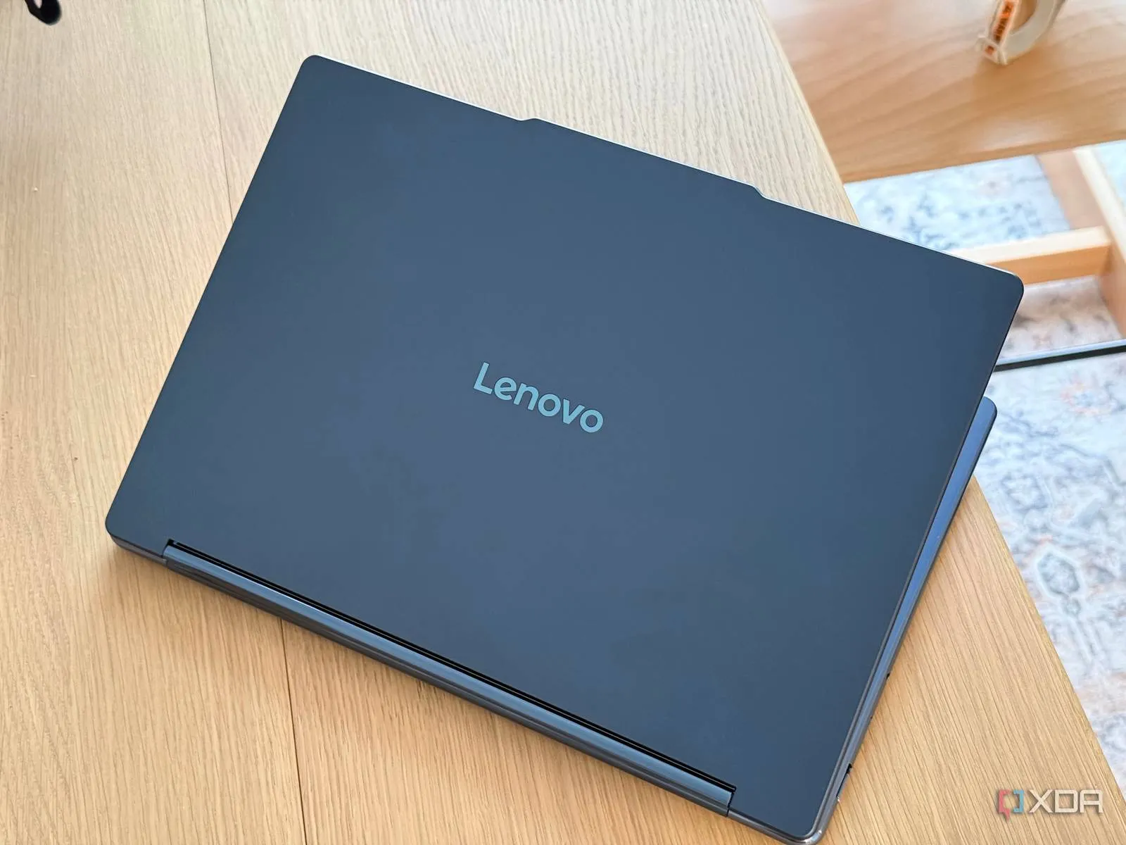 El Lenovo Yoga 9i 2026 cerrado, con la tapa de aluminio en azul cósmico
