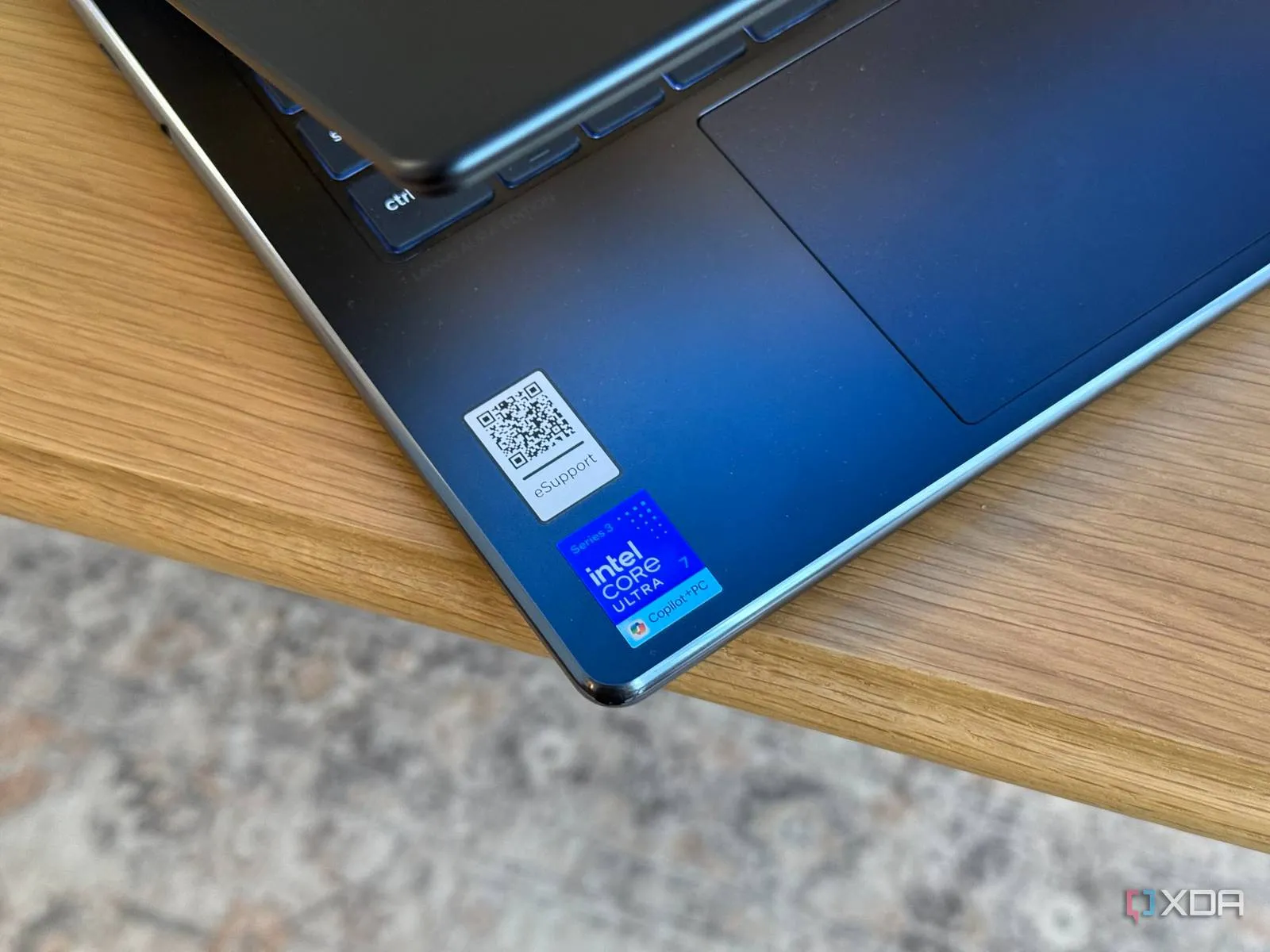 Detalle del chasis del Yoga 9i 2026 visto desde un ángulo bajo
