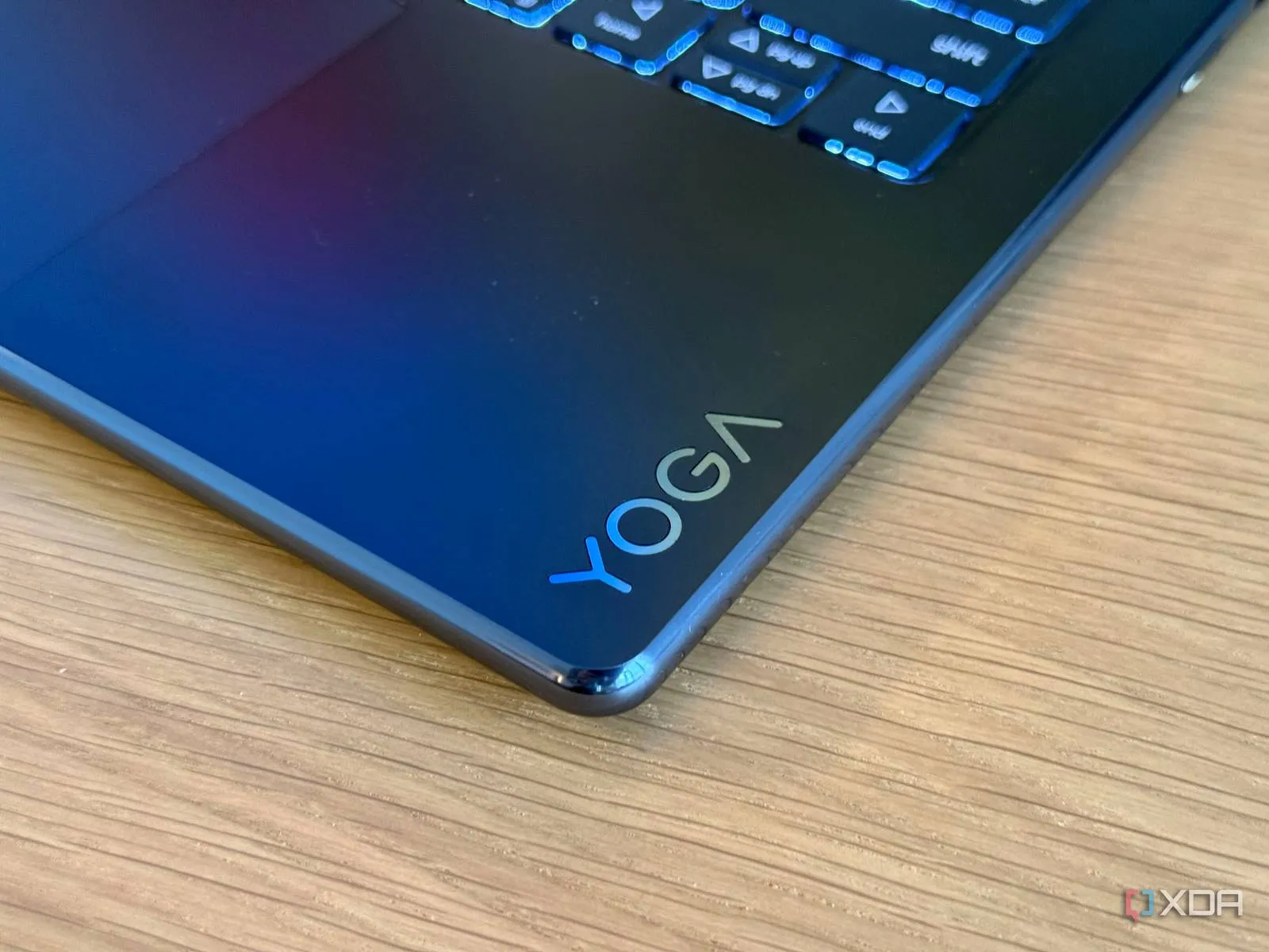 Tapa del Yoga 9i 2026 con el logotipo YOGA sobre el acabado azul