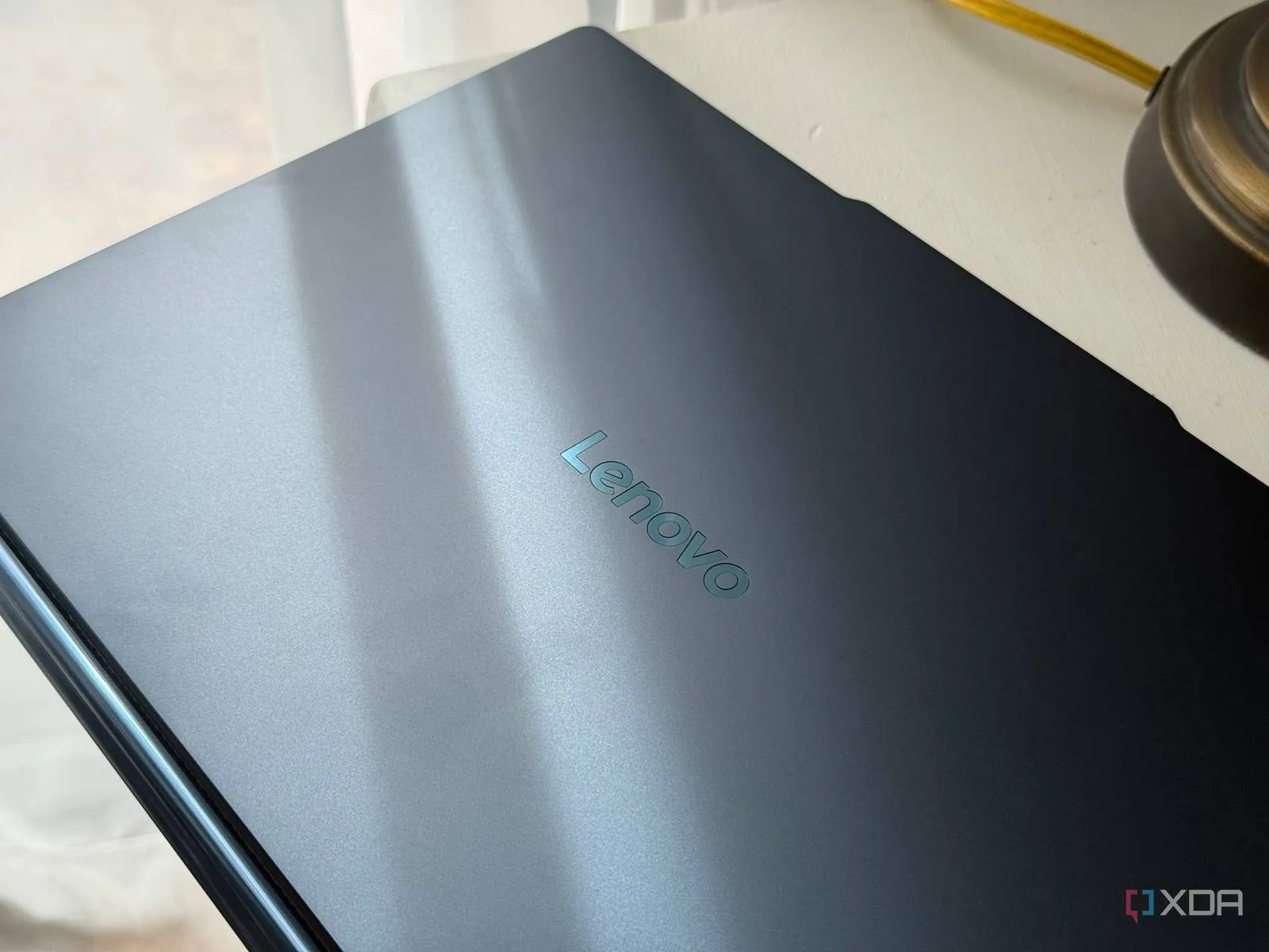 El Yoga 9i 2026 cerrado, con el logotipo de Lenovo en la tapa