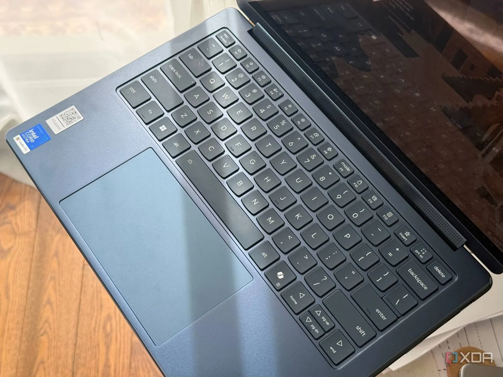 Teclado y panel táctil del Yoga 9i 2026 vistos en ángulo