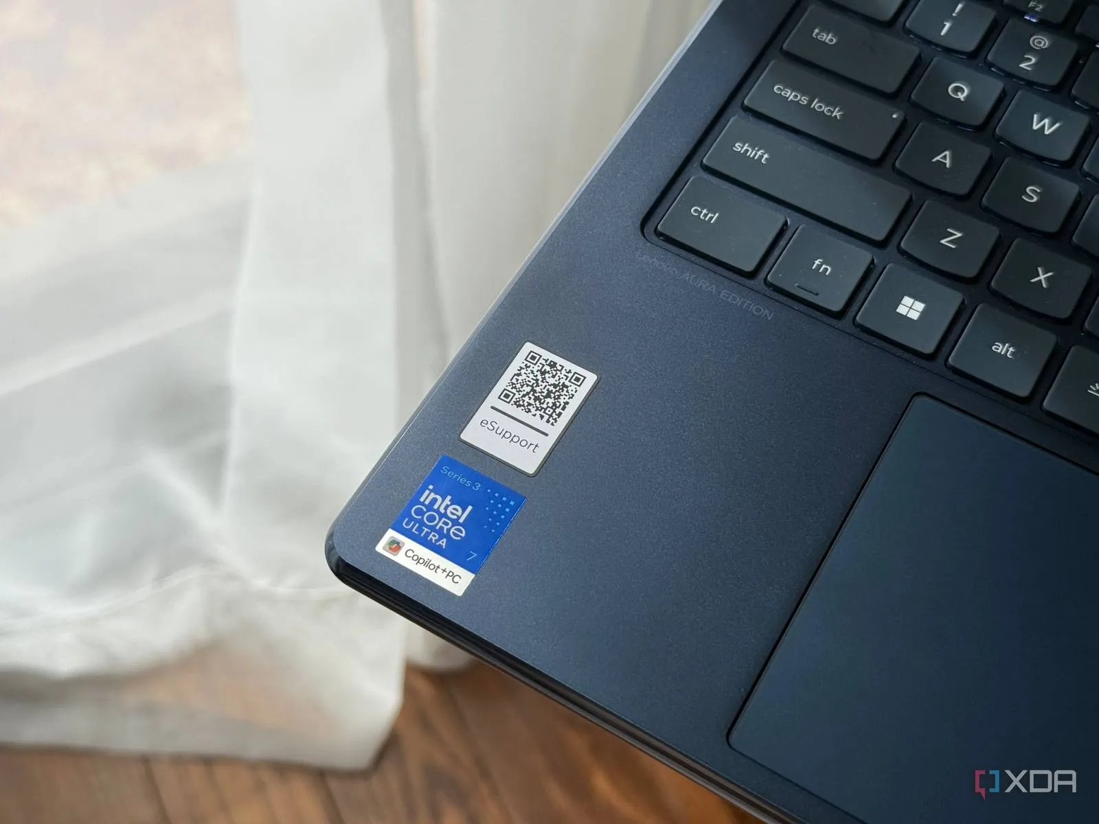 Pegatina Intel Core Ultra en la base del Yoga 9i 2026