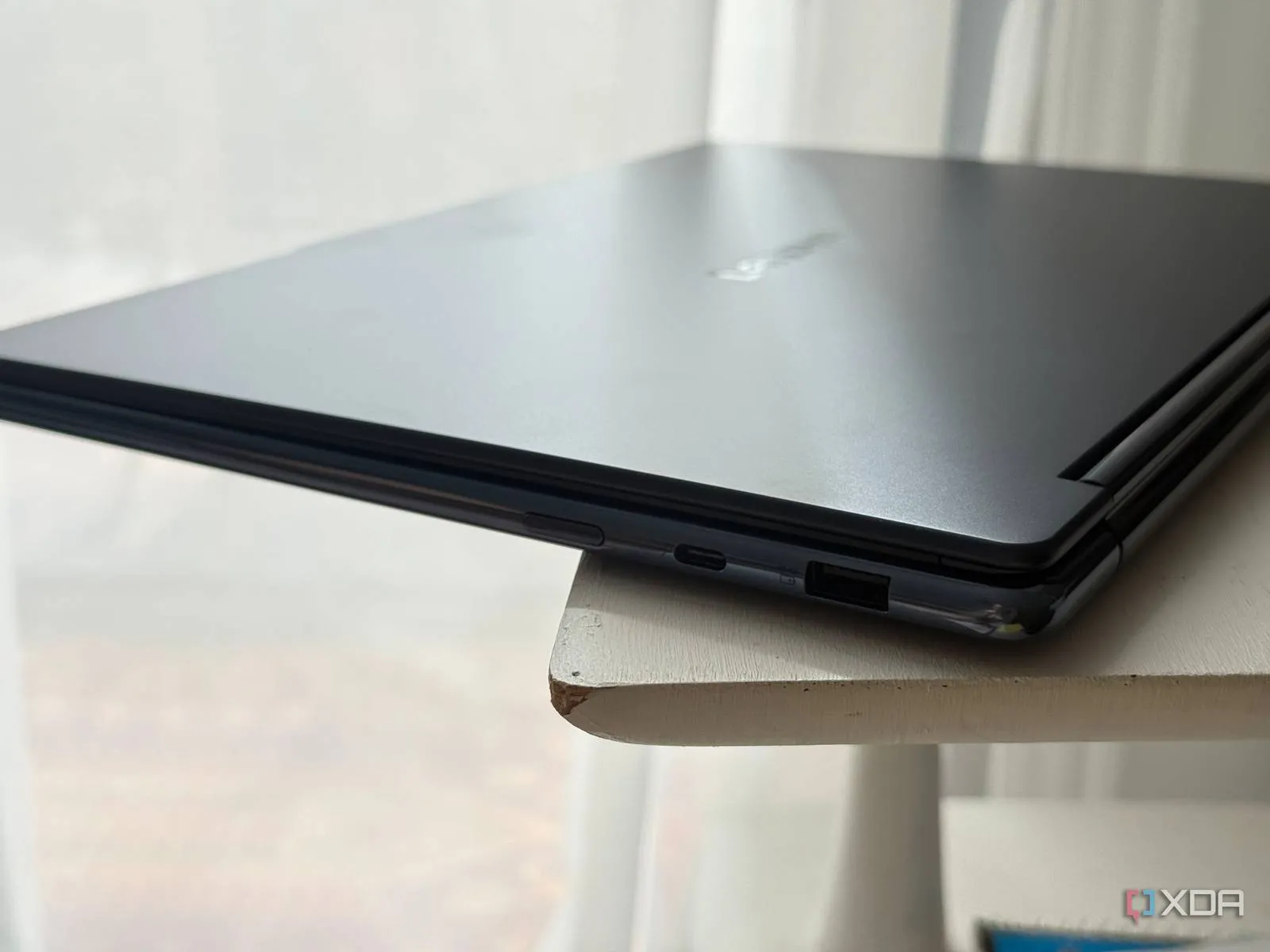 El Yoga 9i 2026 cerrado y visto desde arriba, en un plano cenital