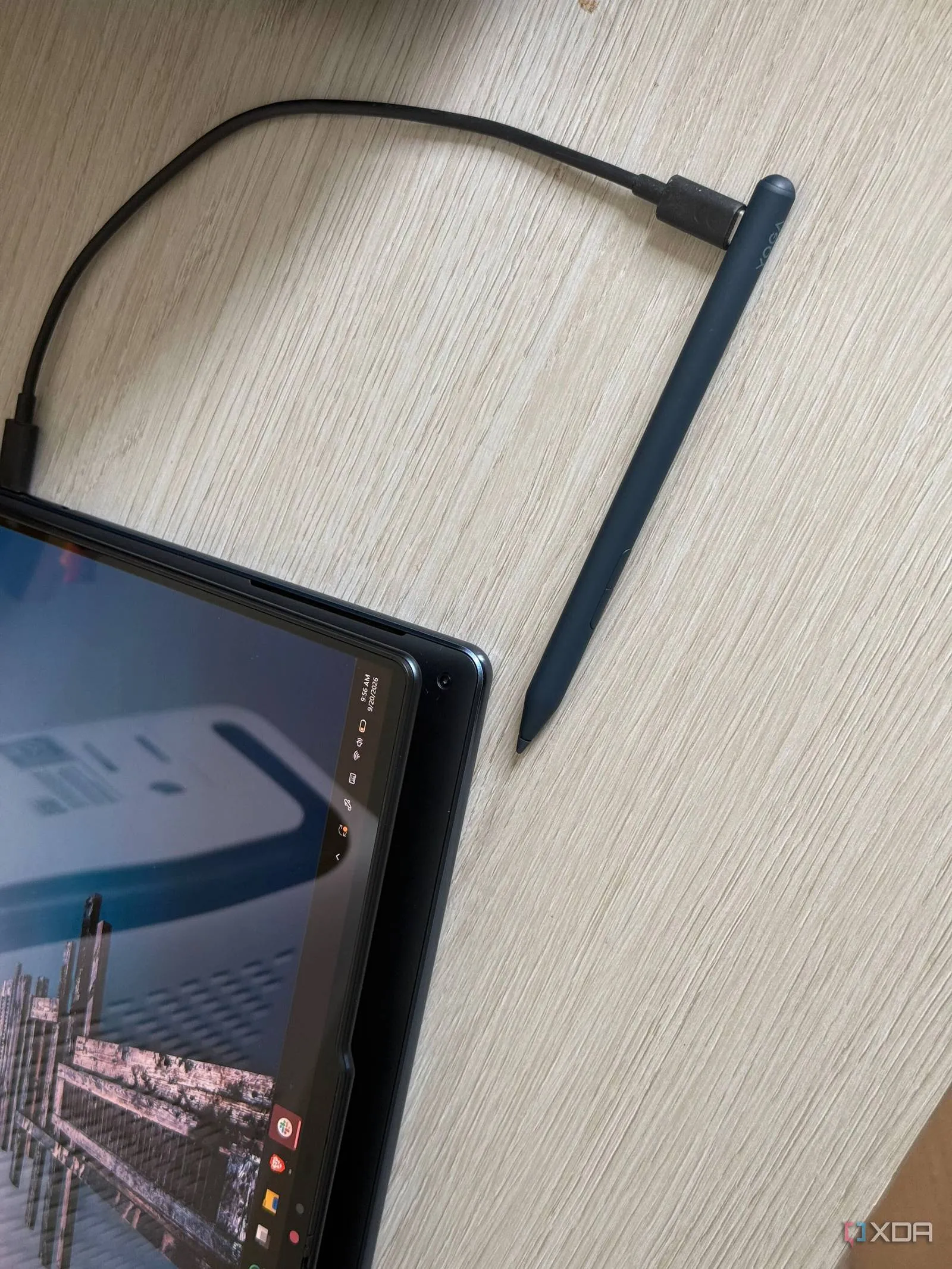 El Yoga Pen Gen 2 sujeto a la parte trasera de la pantalla