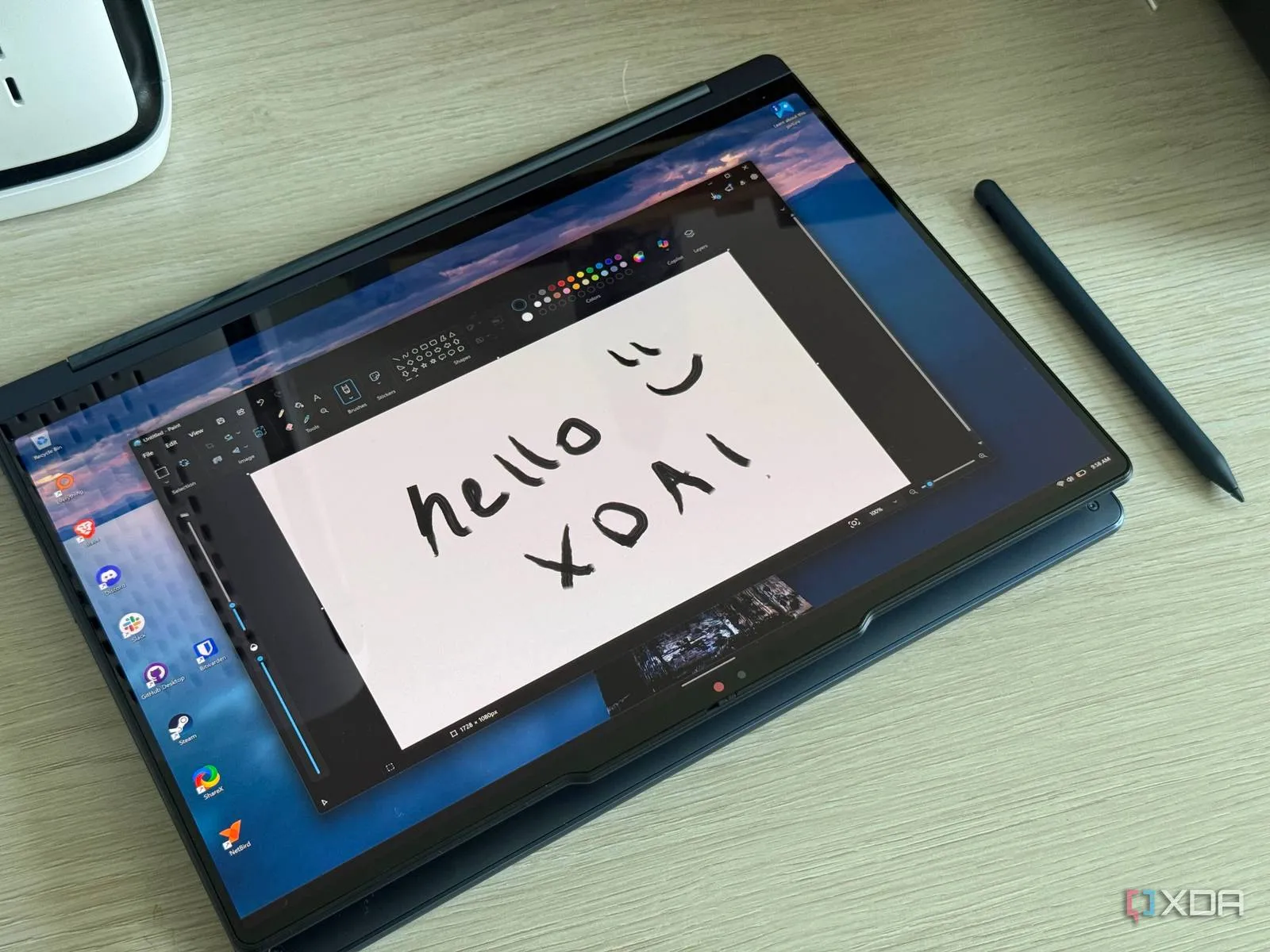 El Yoga 9i 2026 en modo tableta con una nota manuscrita y el lápiz