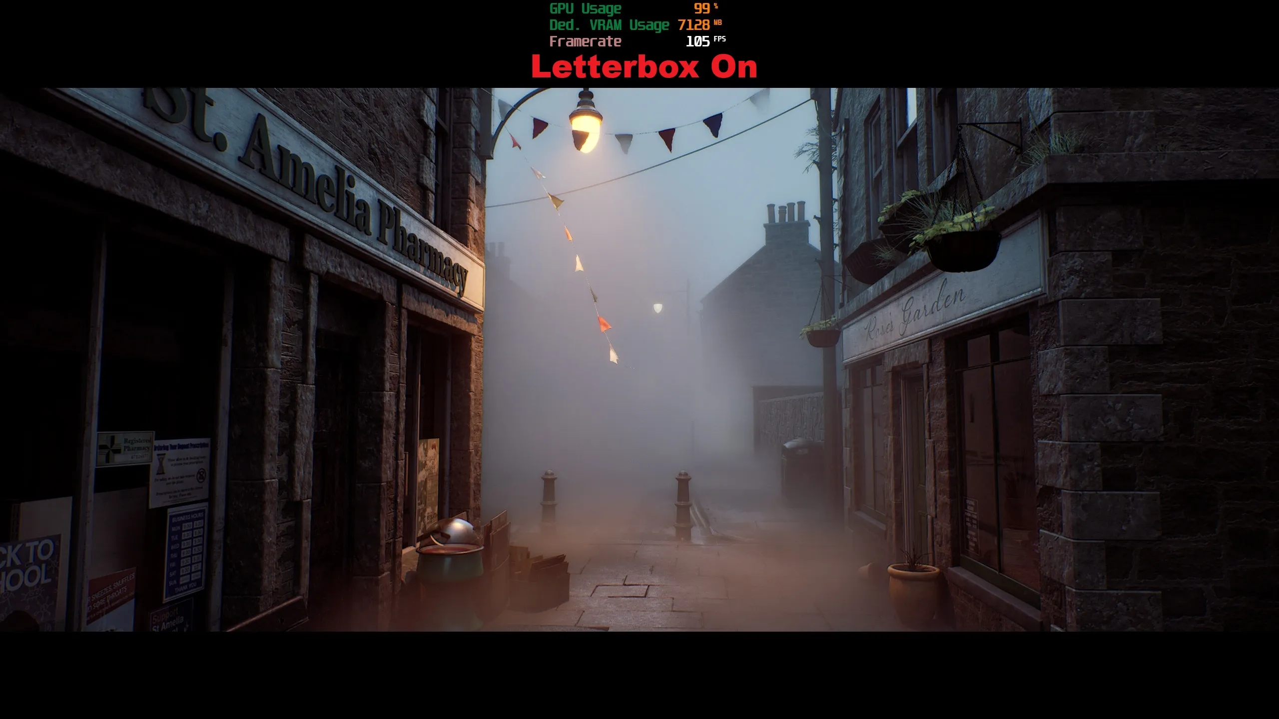 La misma escena de SILENT HILL Townfall con letterbox activado, a 105 FPS