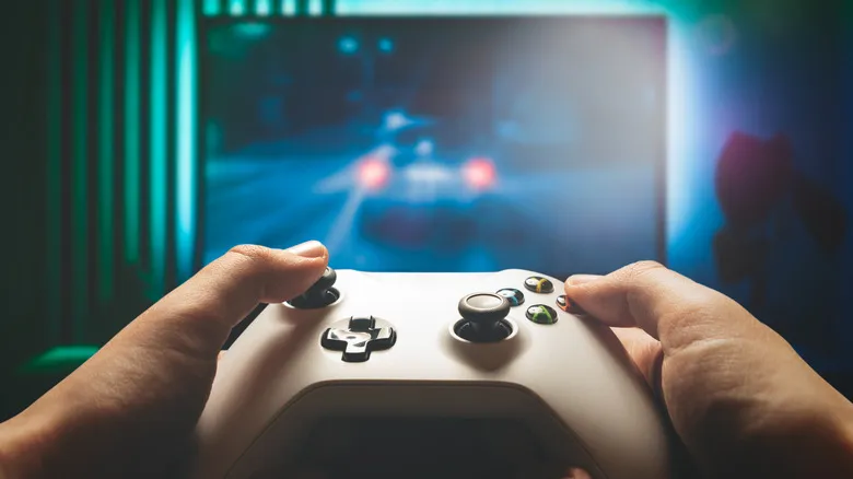 Ilustración de una persona usando un mando de Xbox blanco sin cables